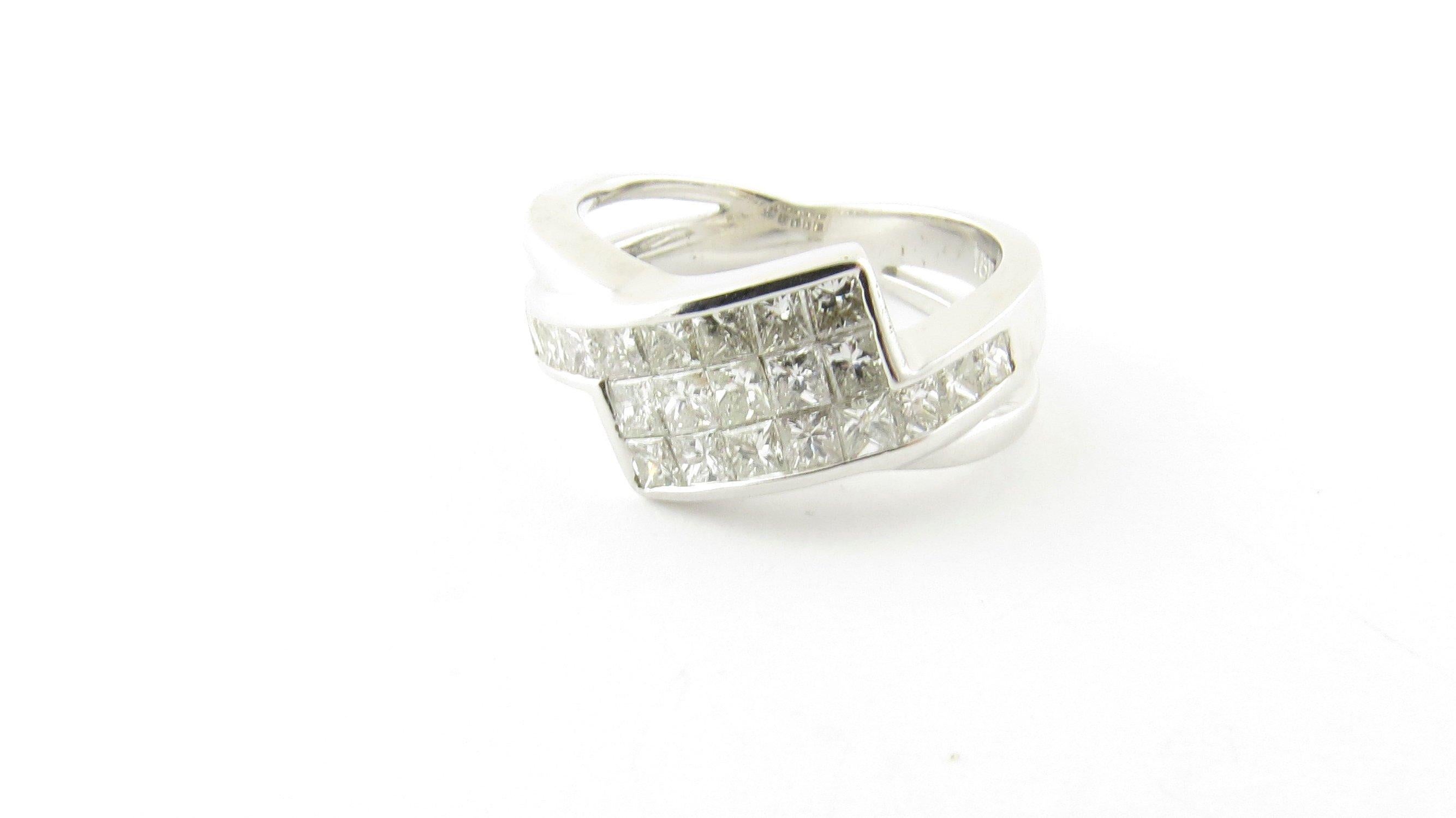 18 Karat White Gold and Princess Cut Diamond Ring In Good Condition In Washington Depot, CT
