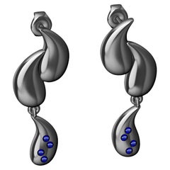 Pendants d'oreilles en goutte d'eau courbes courtes en or blanc 18 carats et saphirs