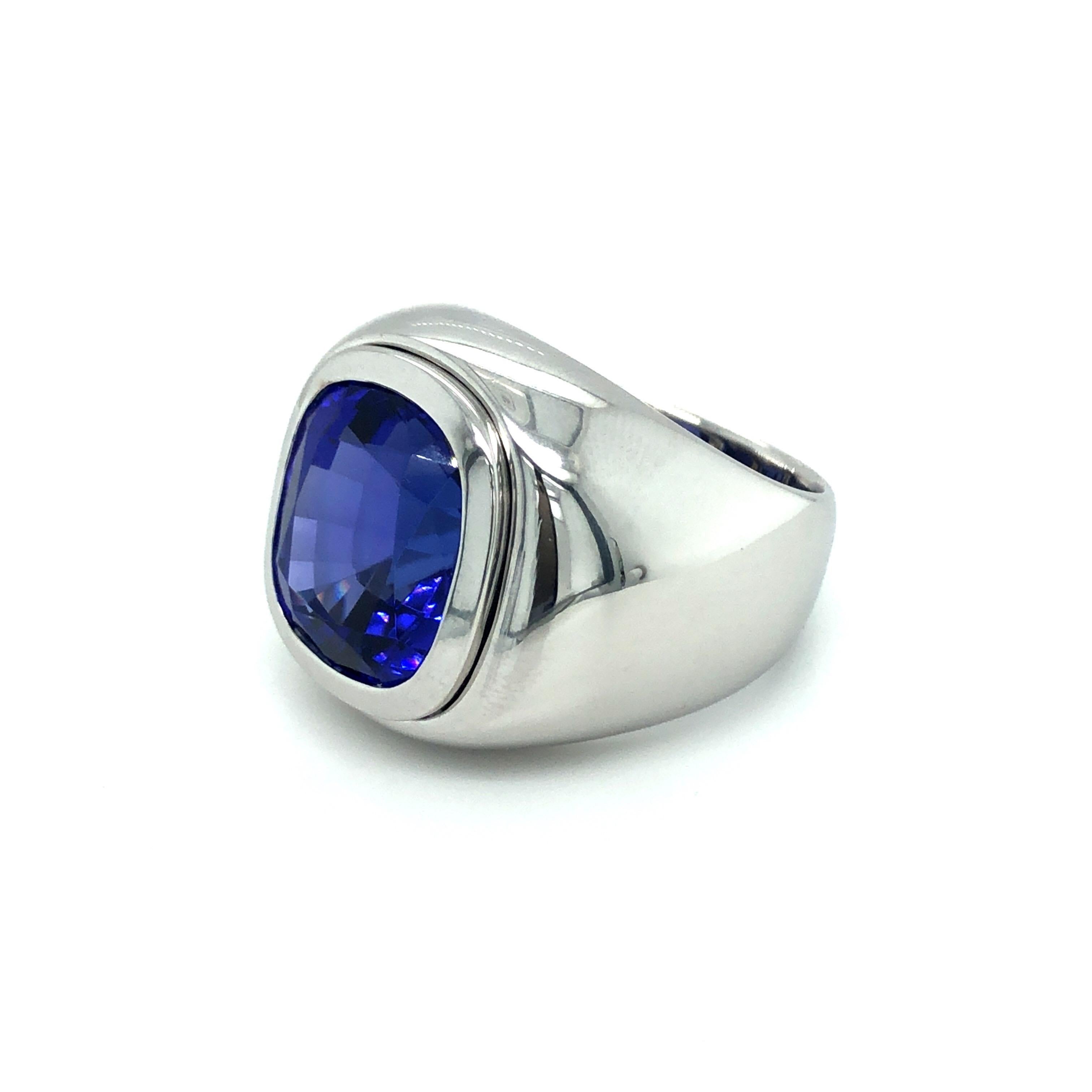 18 Karat White Gold and Tanzanite Signet Ring by Bucherer In Excellent Condition In Zurich, CH