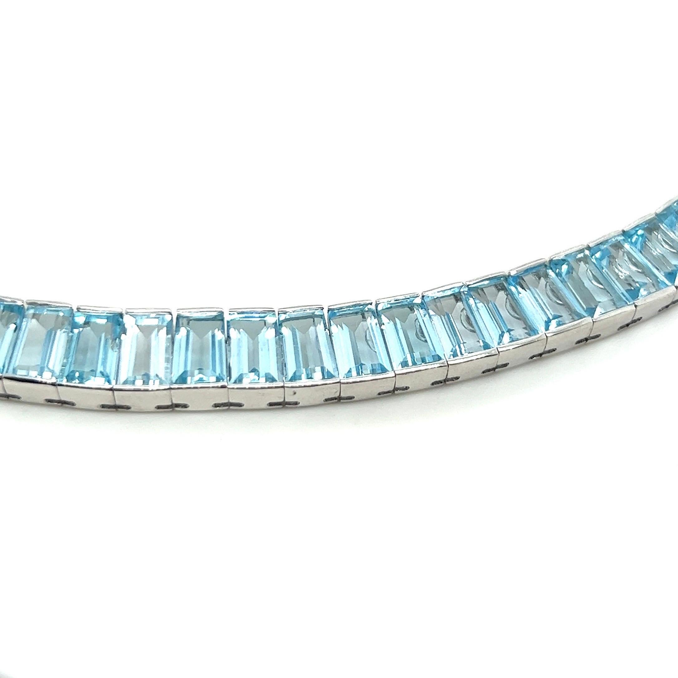 18 Karat White Gold and Topaz Necklace In Good Condition For Sale In Zurich, CH