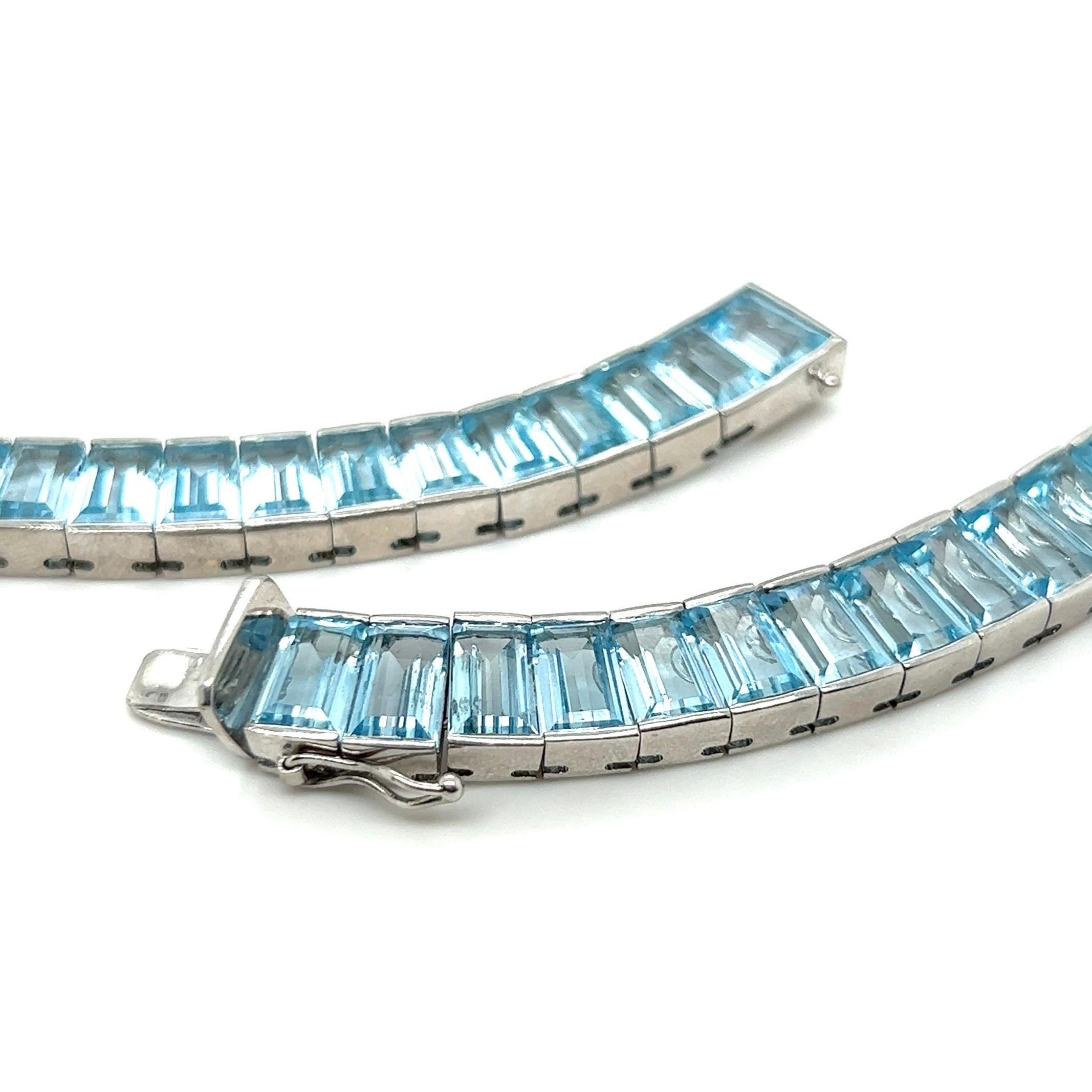 Women's or Men's 18 Karat White Gold and Topaz Necklace For Sale