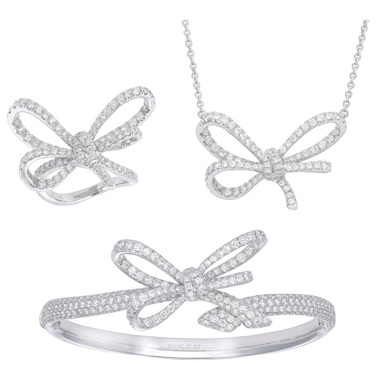 18 Karat White Gold and White Diamonds Bow Bracelet, Pendant and Ring For Sale