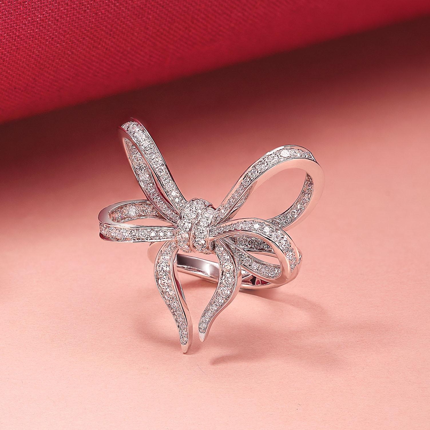 Contemporary 18 Karat White Gold and White Diamonds Bow Cocktail Ring For Sale