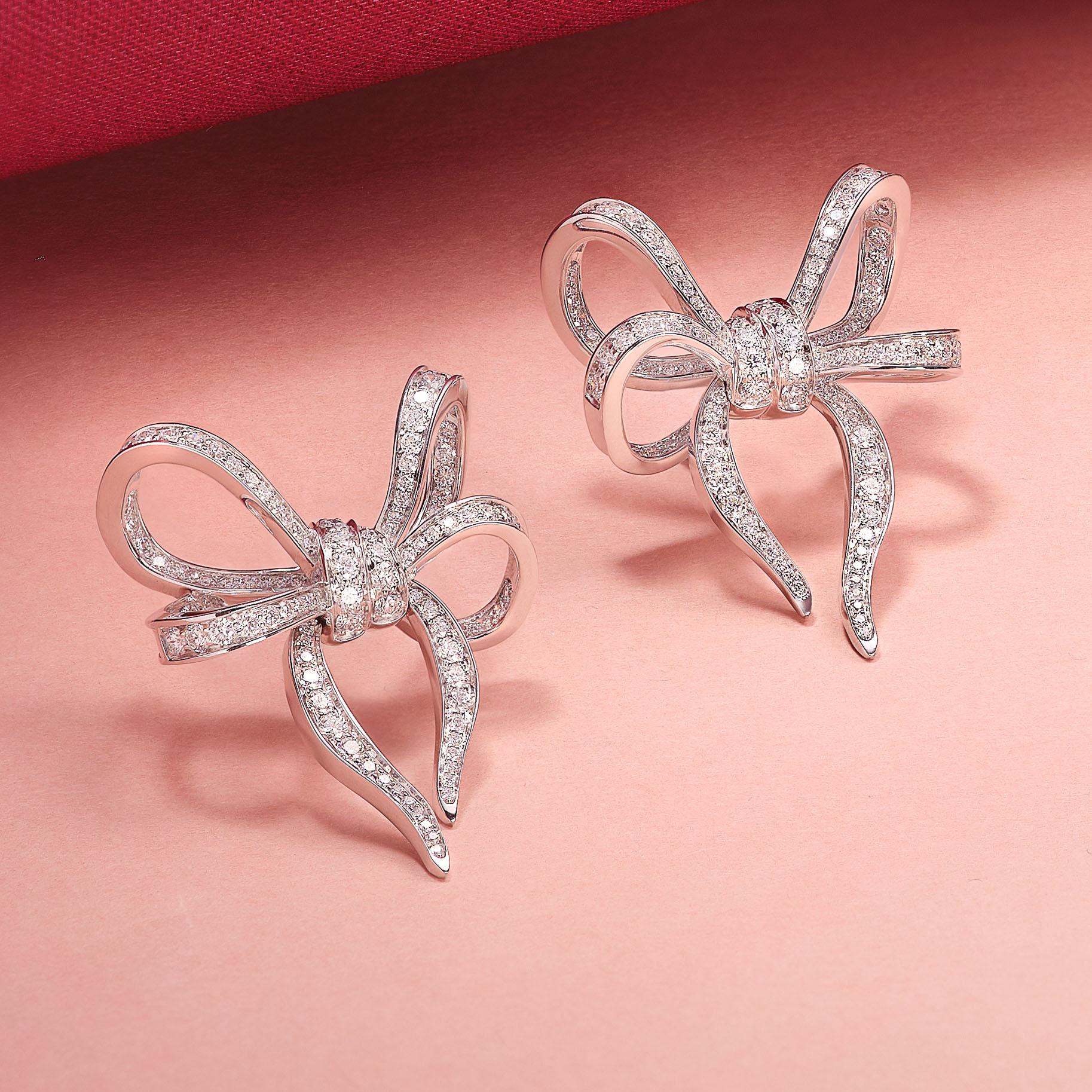 Round Cut 18 Karat White Gold and White Diamonds Bow Earrings For Sale