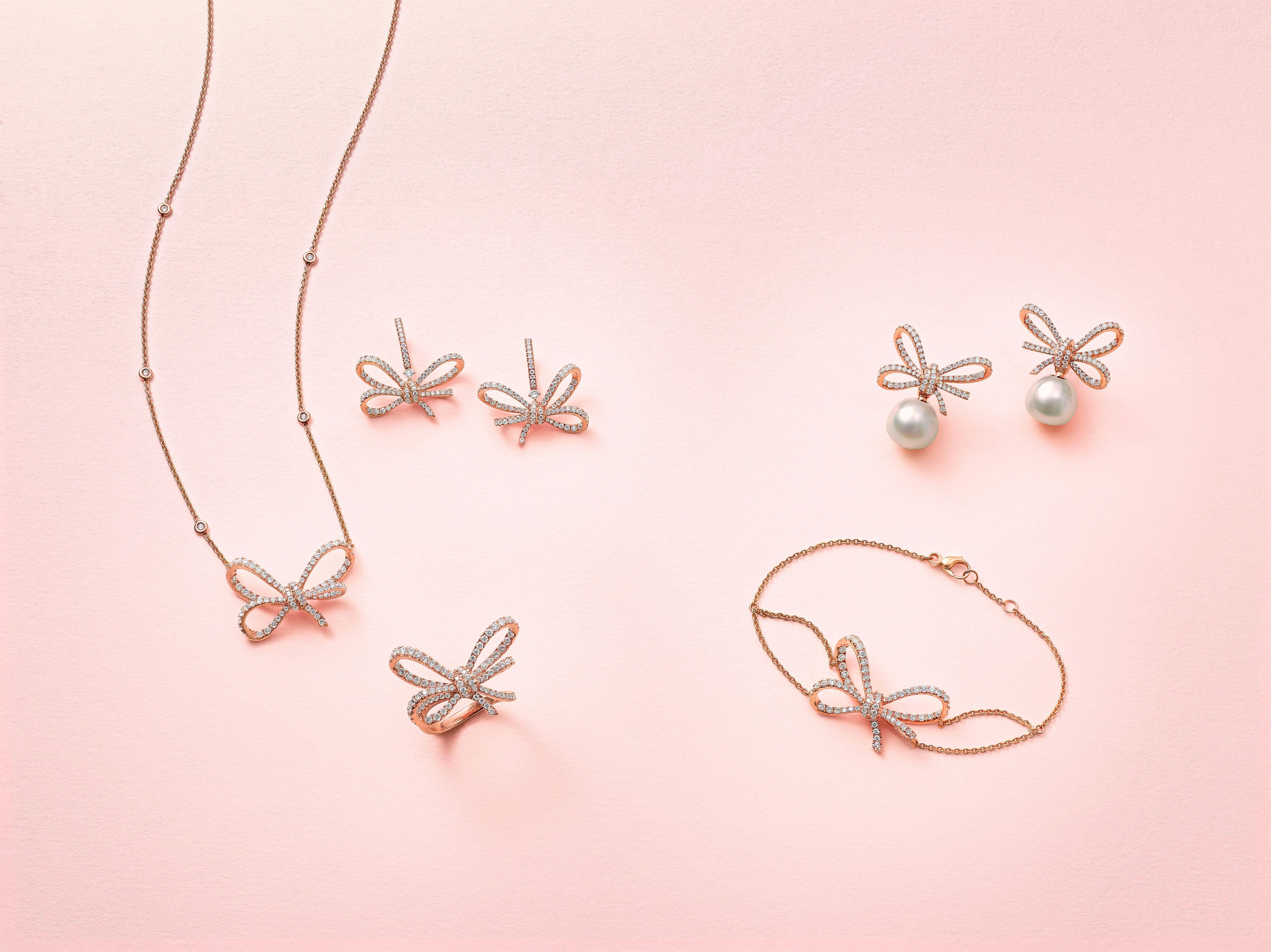 Contemporary 18 Karat White Gold and White Diamonds Bow Pendant
