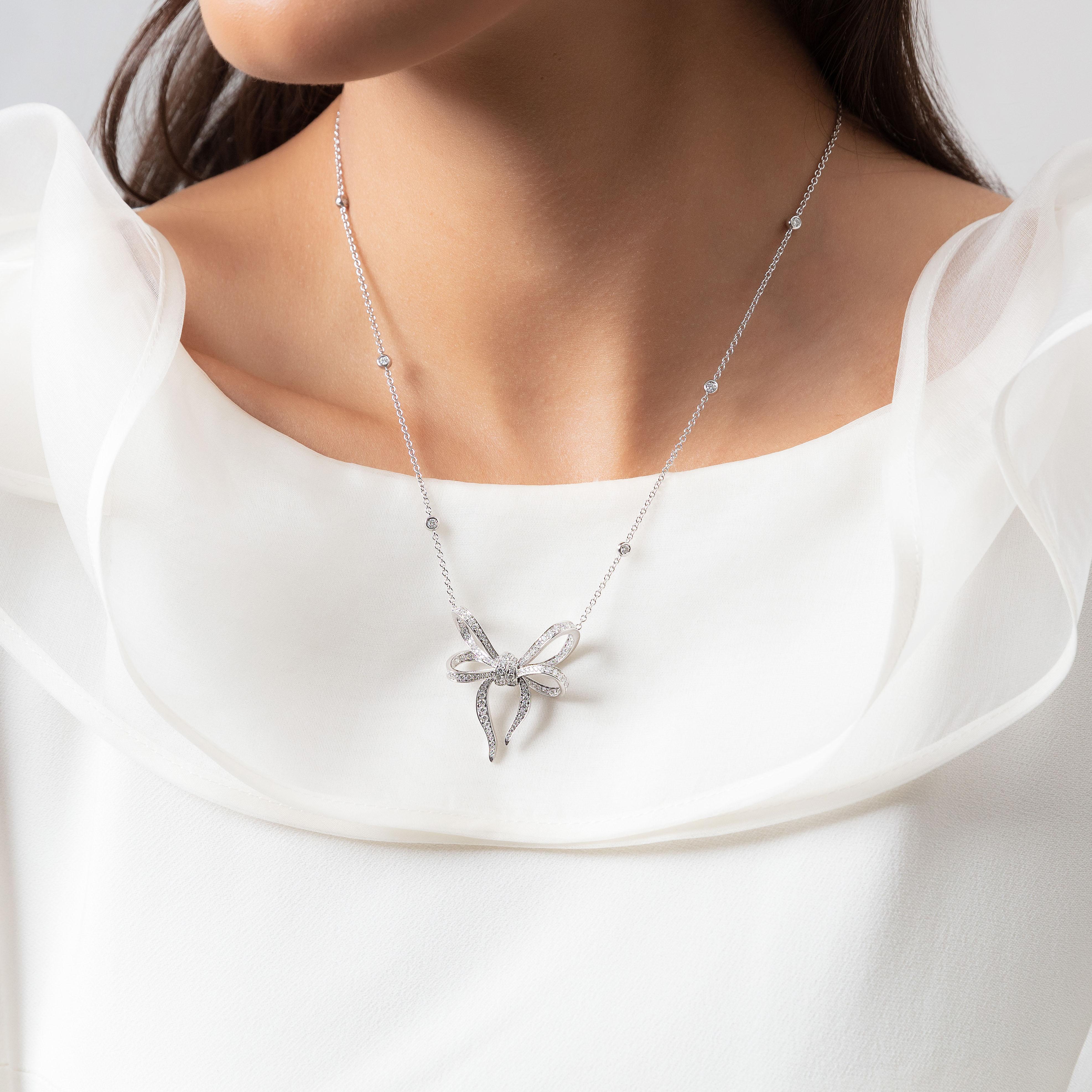 Contemporaneo Ciondolo a forma di arco in oro bianco 18 carati e diamanti bianchi in vendita