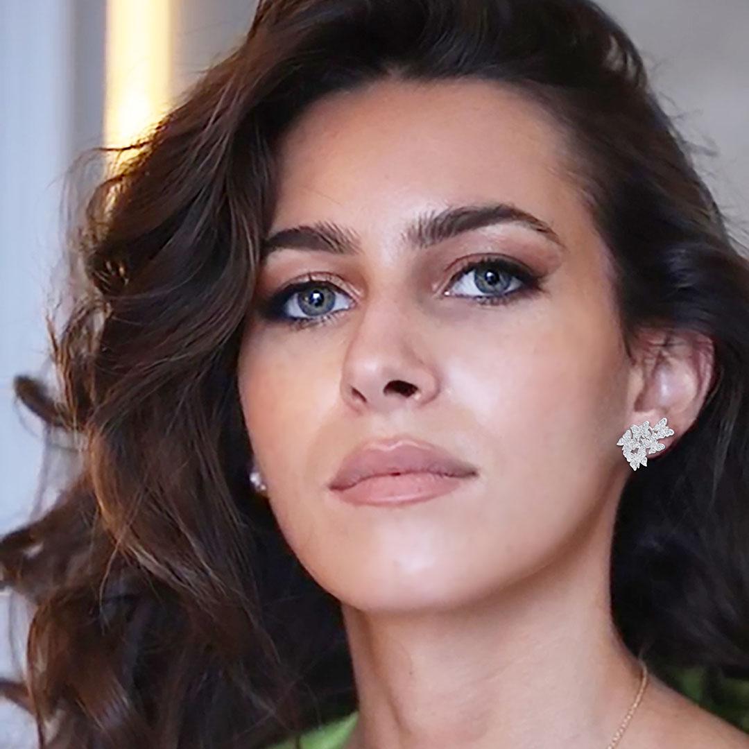 Boucles d'oreilles en or blanc 18 carats
Diamants ronds brilliants GVS + = 2.00 carats
Taille des boucles d'oreilles = 27 x 21 mm

Fabriqué en Italie