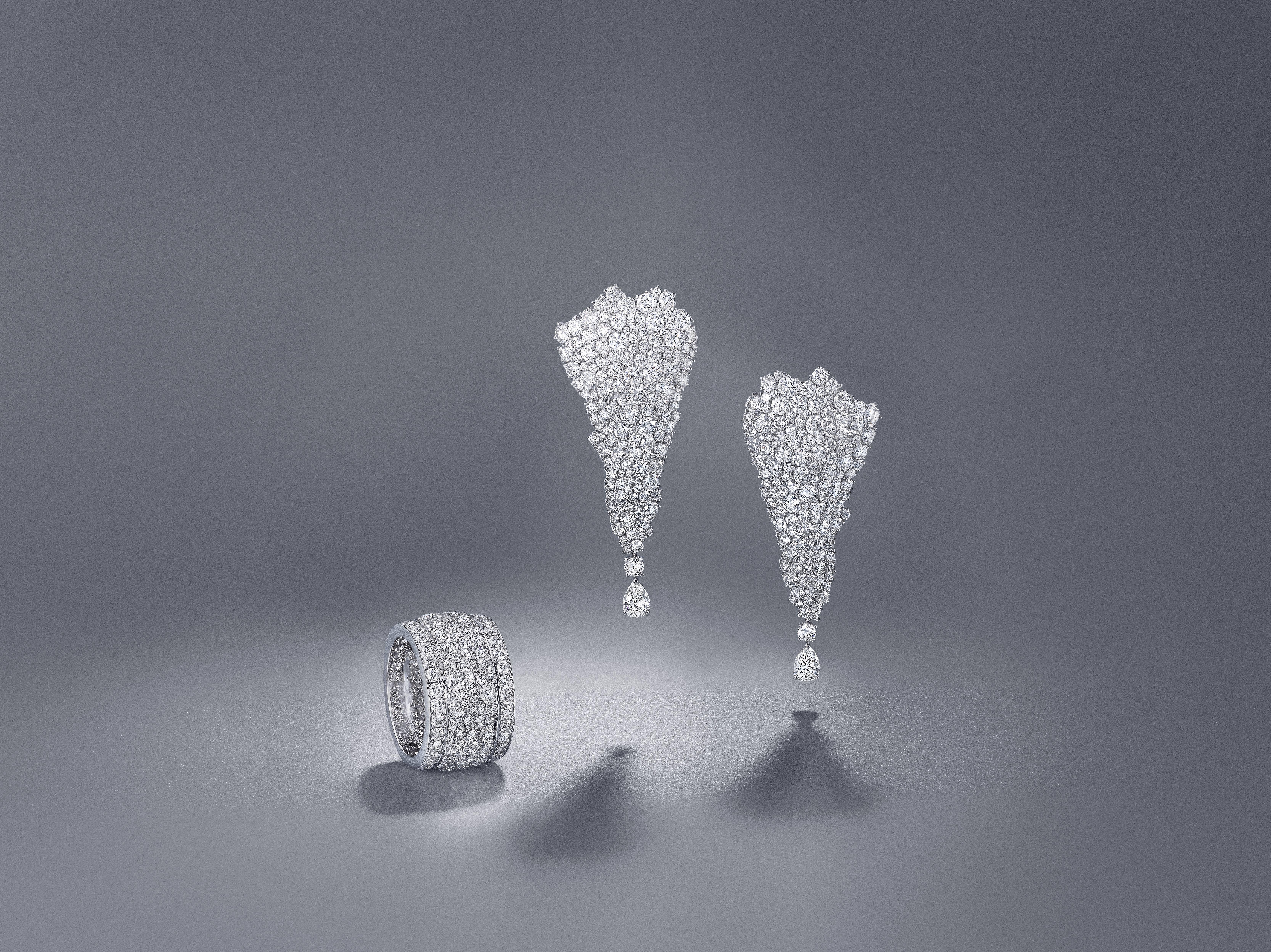 Women's 18 Karat White Gold and White Diamonds Chandelier Earrings For Sale