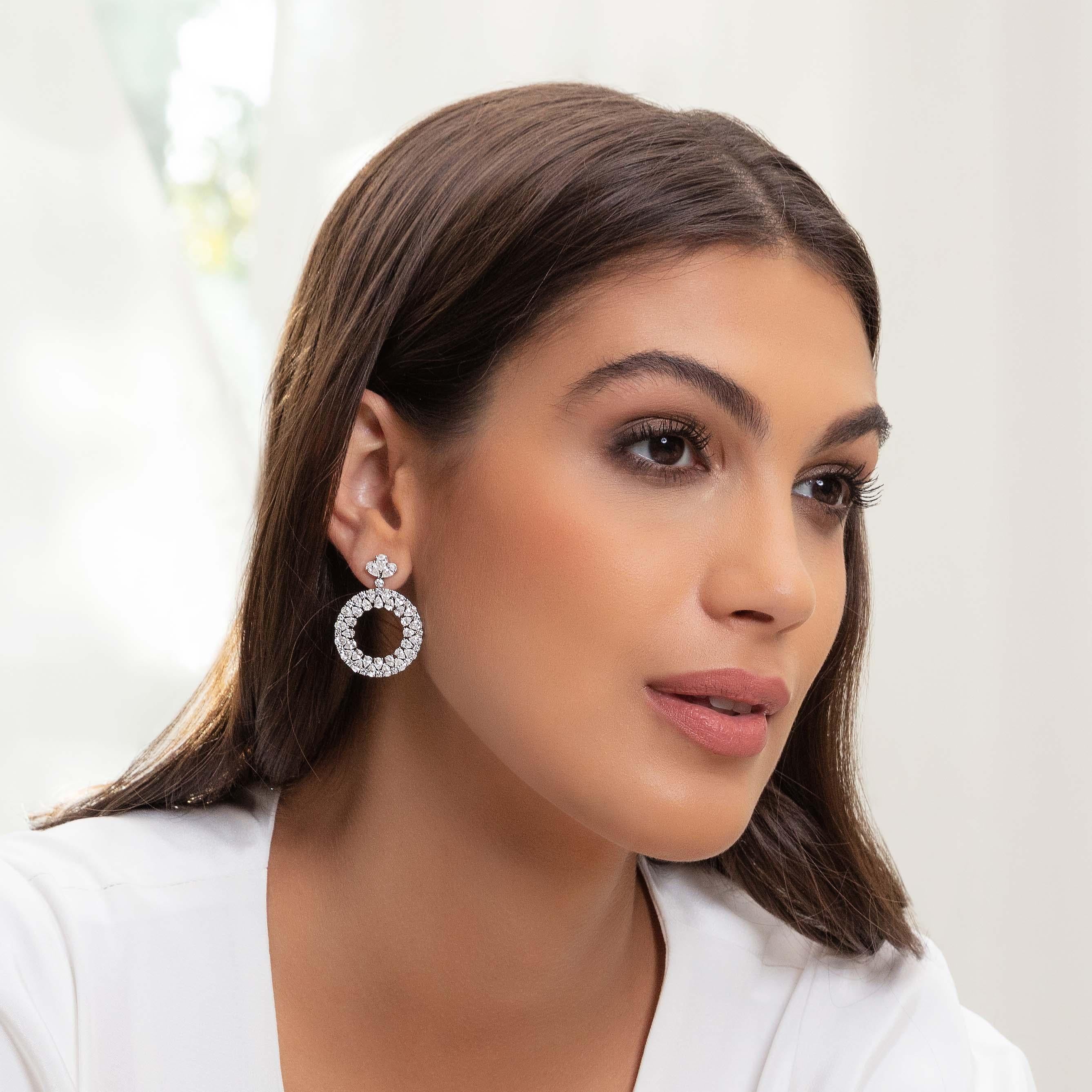 Les diamants les plus exquis et les designs intemporels créés avec un savoir-faire supérieur. La Collection Bridal de VANELELES Diamonds offre une vaste sélection de bagues de fiançailles, mettant en valeur une variété de formes de pierres et de