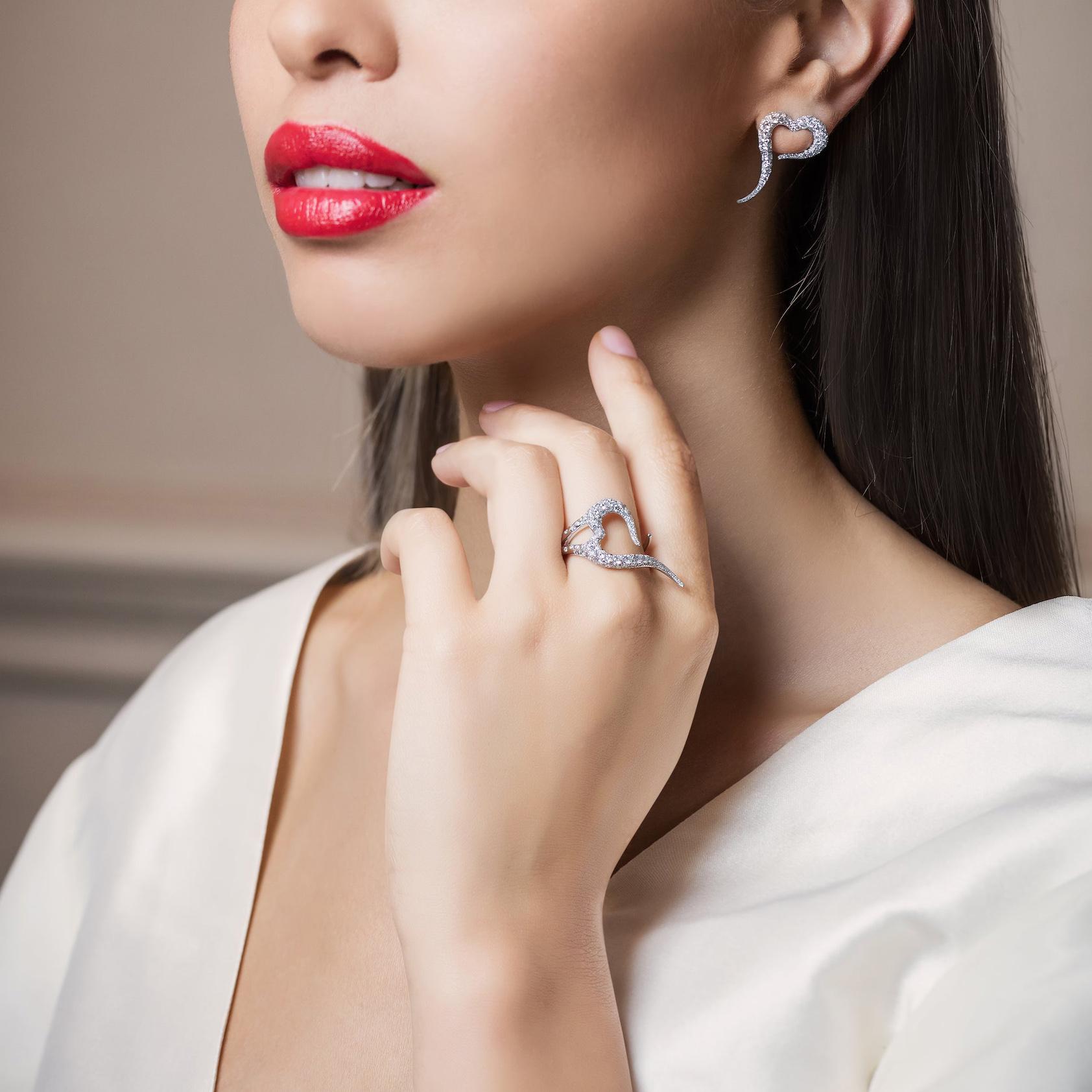 Contemporary 18 Karat White Gold and White Diamonds Heart Shaped Cocktail Ring For Sale