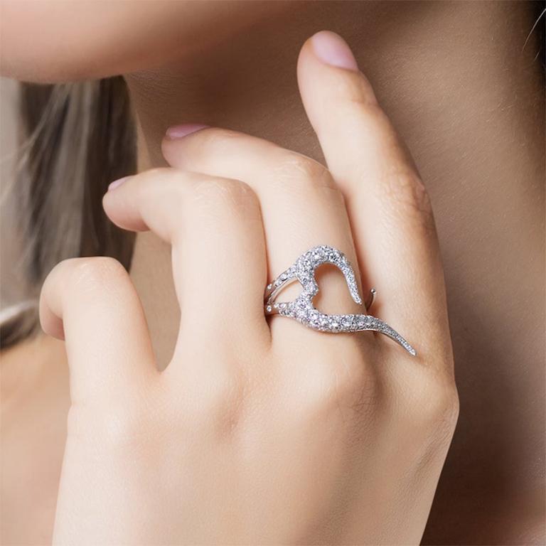 18 Karat White Gold and White Diamonds Heart Shaped Cocktail Ring In New Condition For Sale In Mayfair, London, GB