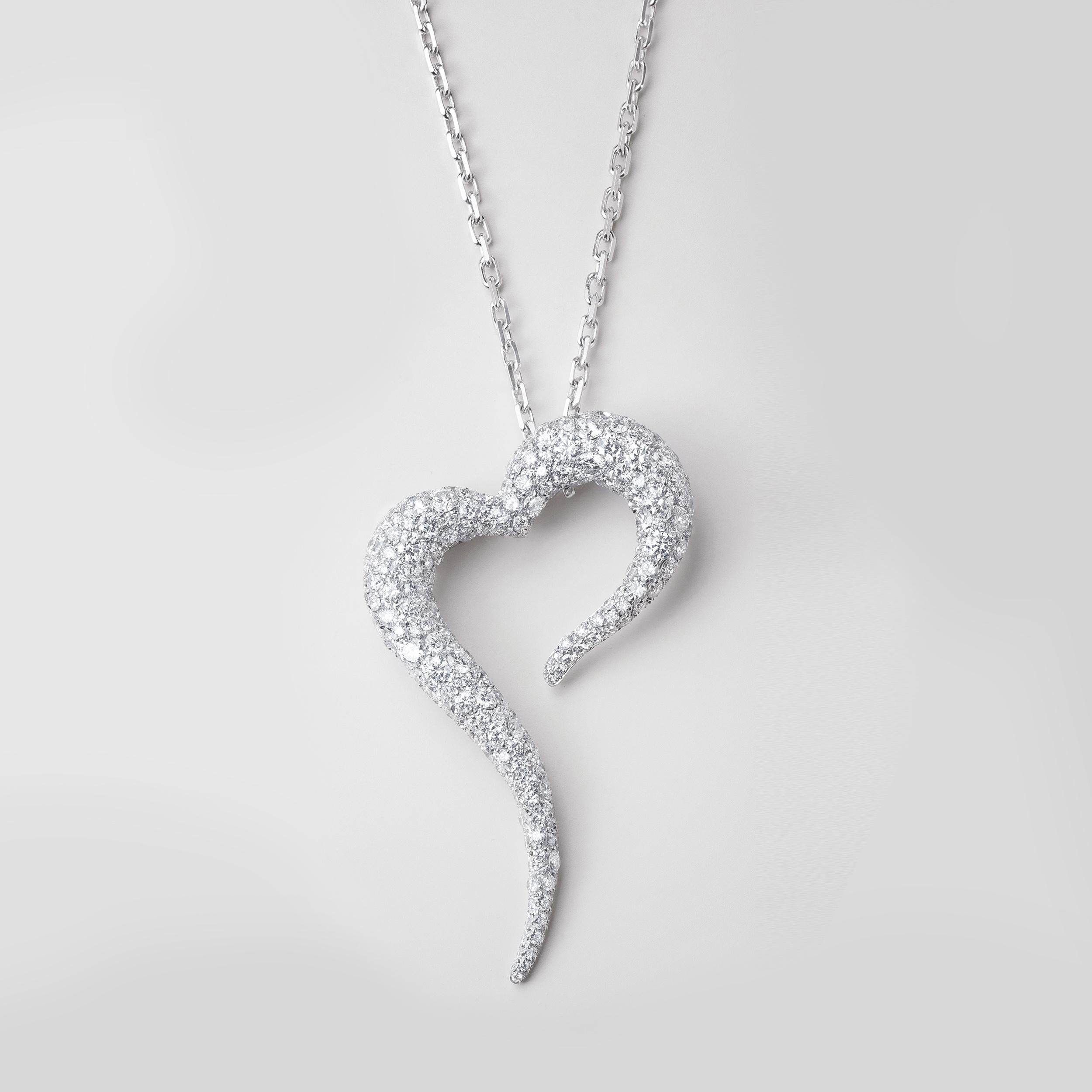 O CORAÇÃO AFRICANO Collection

Love, my African heart, is a passionate love letter to Africa. A place of great generosity, beauty and opulence and a nod to VANLELES Founder and Creative Director's heritage. 

Pendant crafted in 18k white