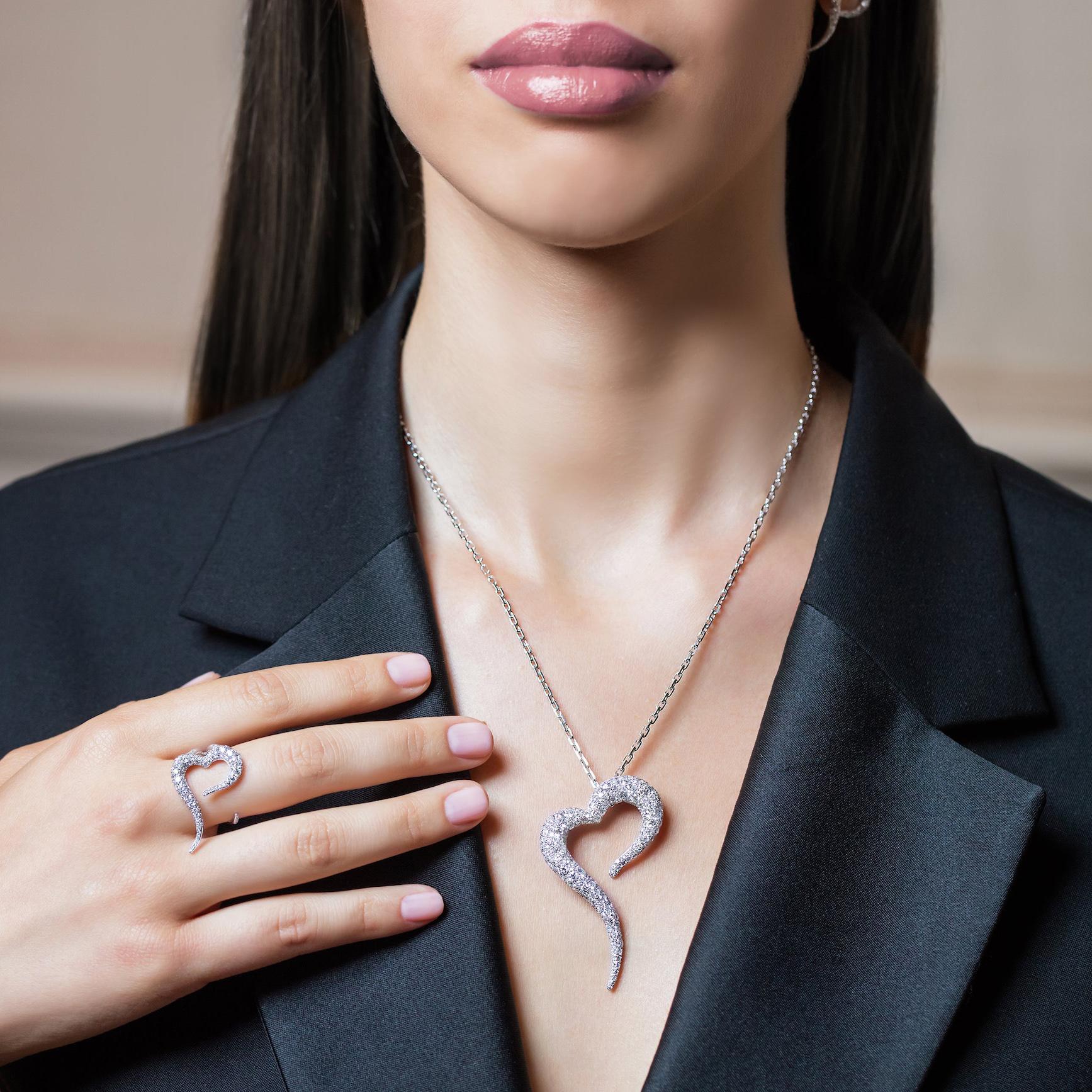 Contemporaneo Ciondolo a forma di cuore in oro bianco 18 carati e diamanti bianchi in vendita