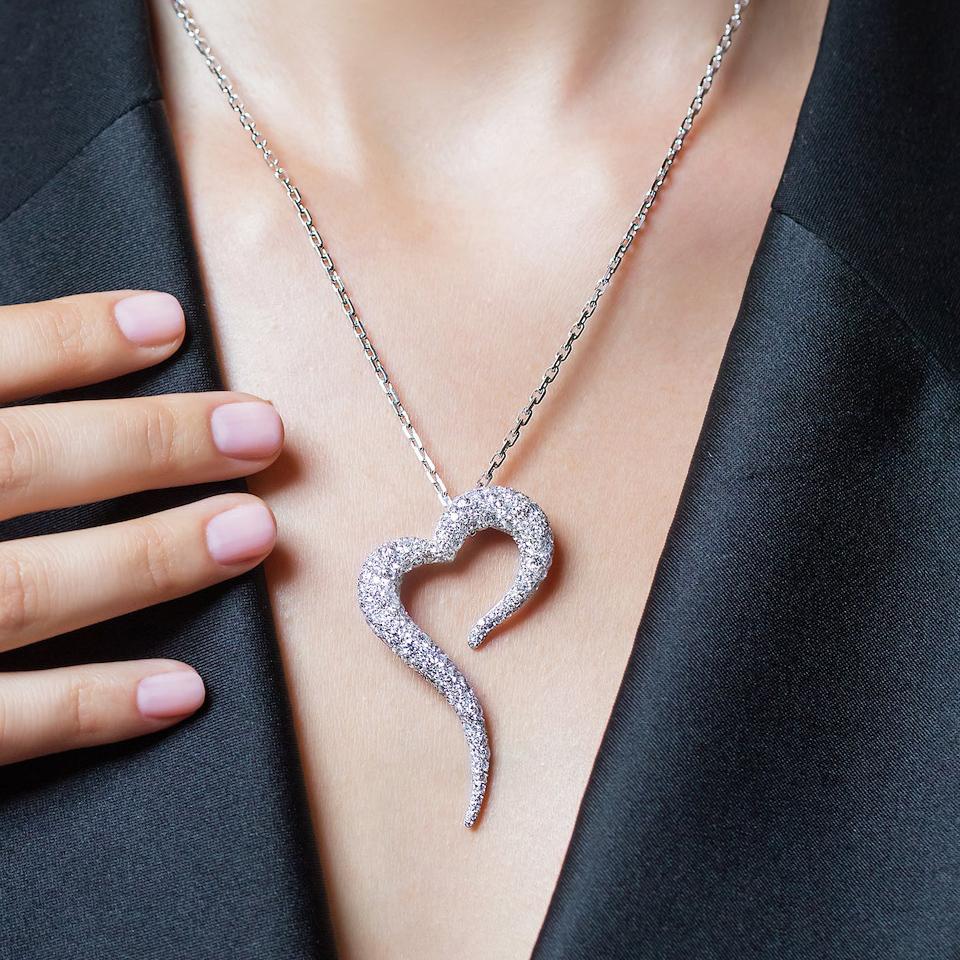 Round Cut 18 Karat White Gold and White Diamonds Heart Shaped Pendant For Sale