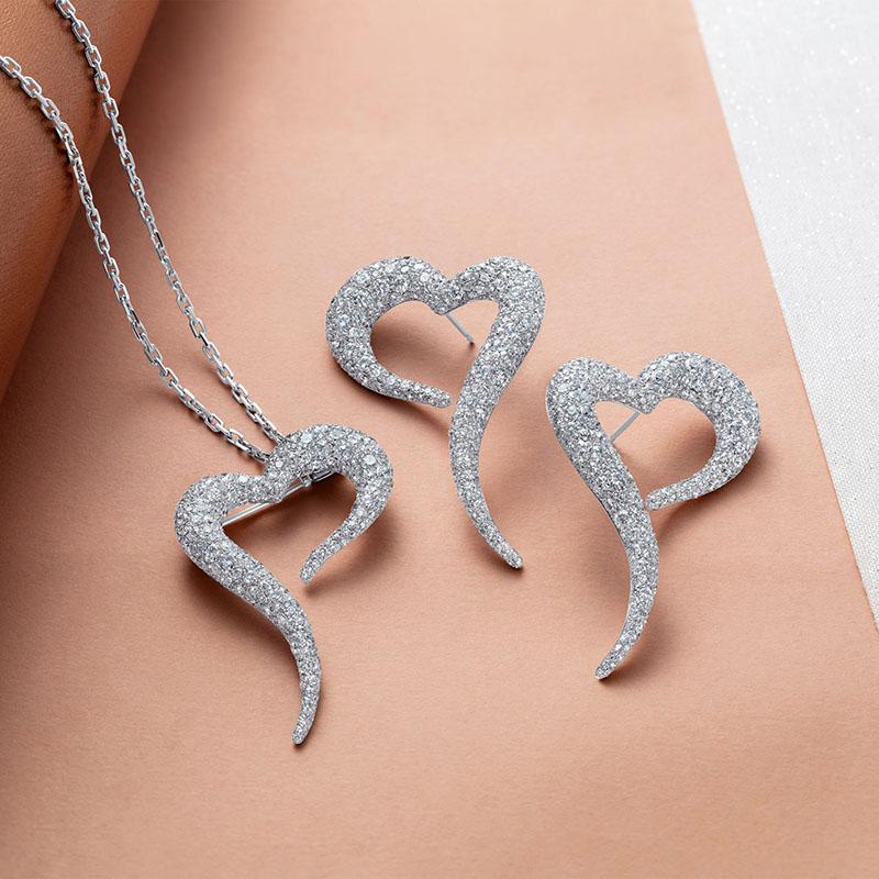18 Karat White Gold and White Diamonds Heart Shaped Pendant In New Condition For Sale In Mayfair, London, GB