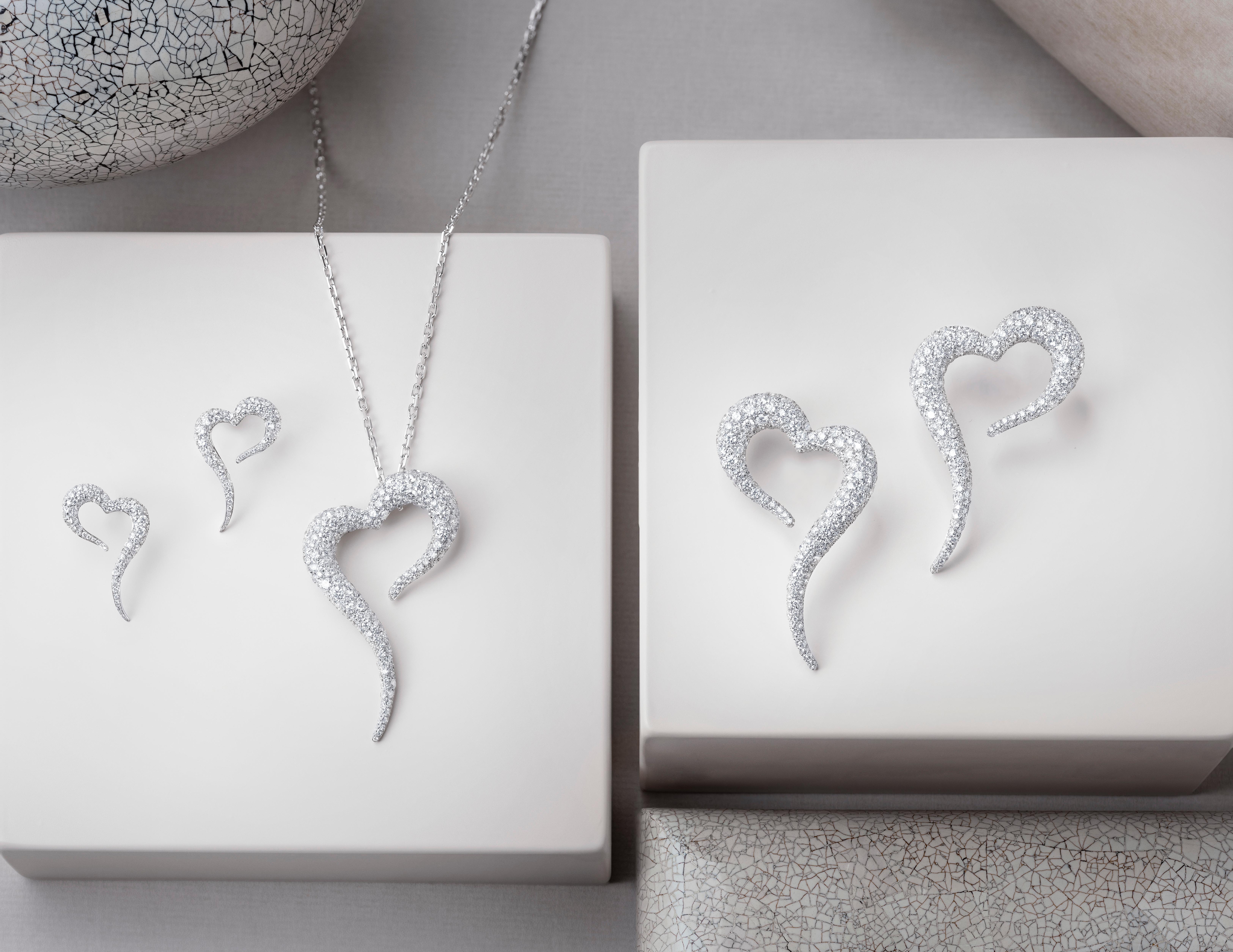 Ciondolo a forma di cuore in oro bianco 18 carati e diamanti bianchi in vendita 1