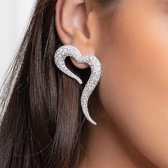 Orecchini grandi a forma di cuore in oro bianco 18 carati e diamanti bianchi