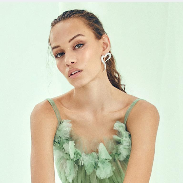 Contemporain Boucles d'oreilles en forme de grand cœur en or blanc 18 carats et diamants blancs en vente