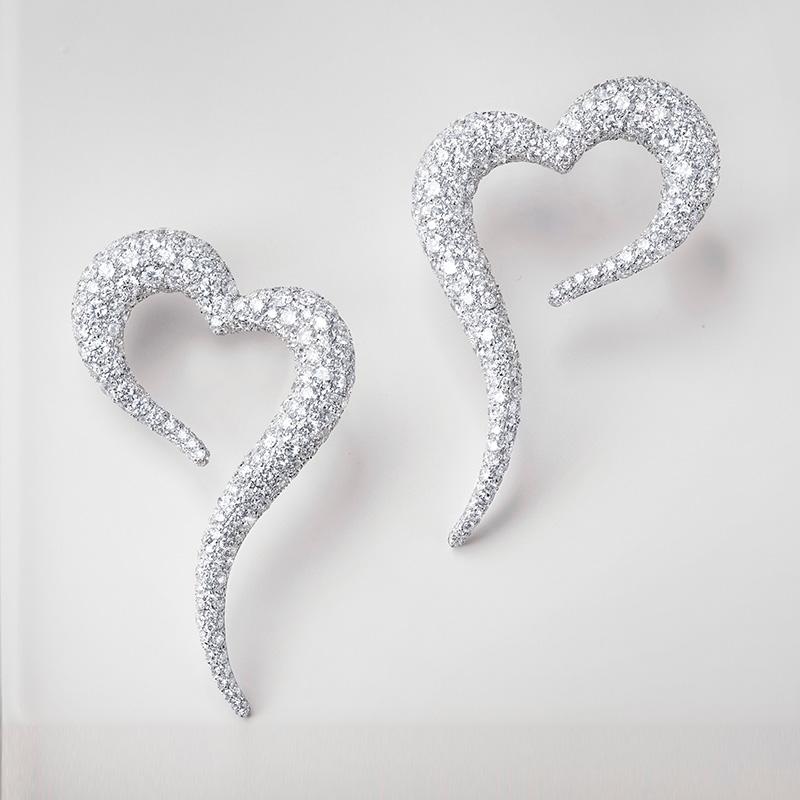 18 Karat White Gold and White Diamonds Large Heart Shaped Earrings In New Condition For Sale In Mayfair, London, GB