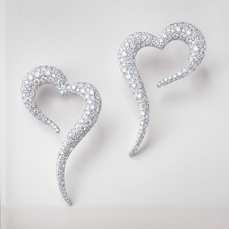 Boucles d'oreilles en forme de grand cœur en or blanc 18 carats et diamants blancs Neuf - En vente à Mayfair, London, GB