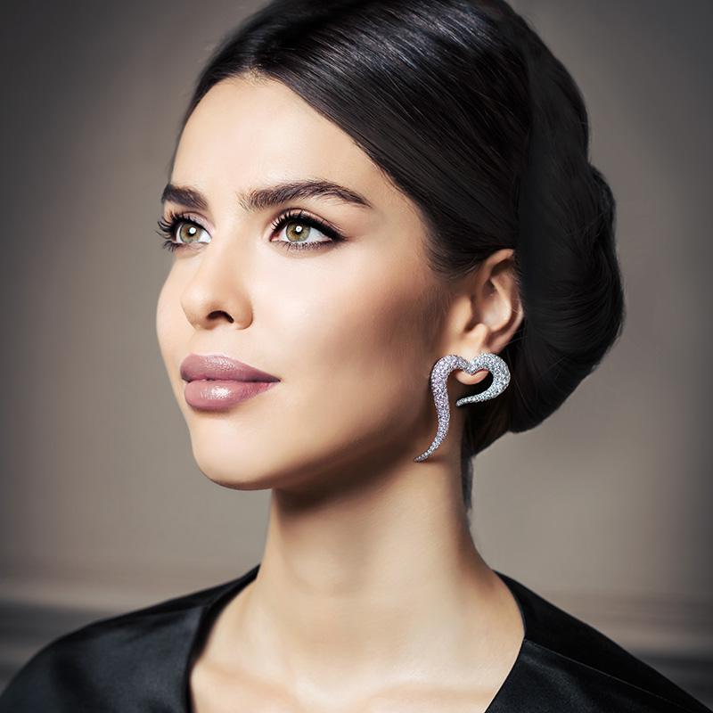 Women's 18 Karat White Gold and White Diamonds Large Heart Shaped Earrings For Sale