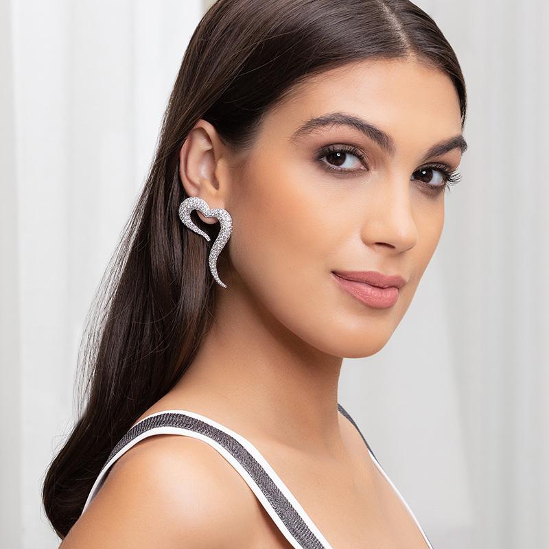 Boucles d'oreilles en forme de grand cœur en or blanc 18 carats et diamants blancs en vente 1