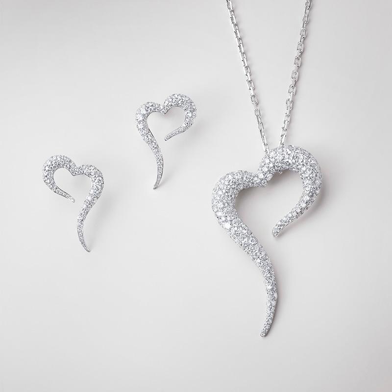 Boucles d'oreilles en forme de grand cœur en or blanc 18 carats et diamants blancs en vente 2