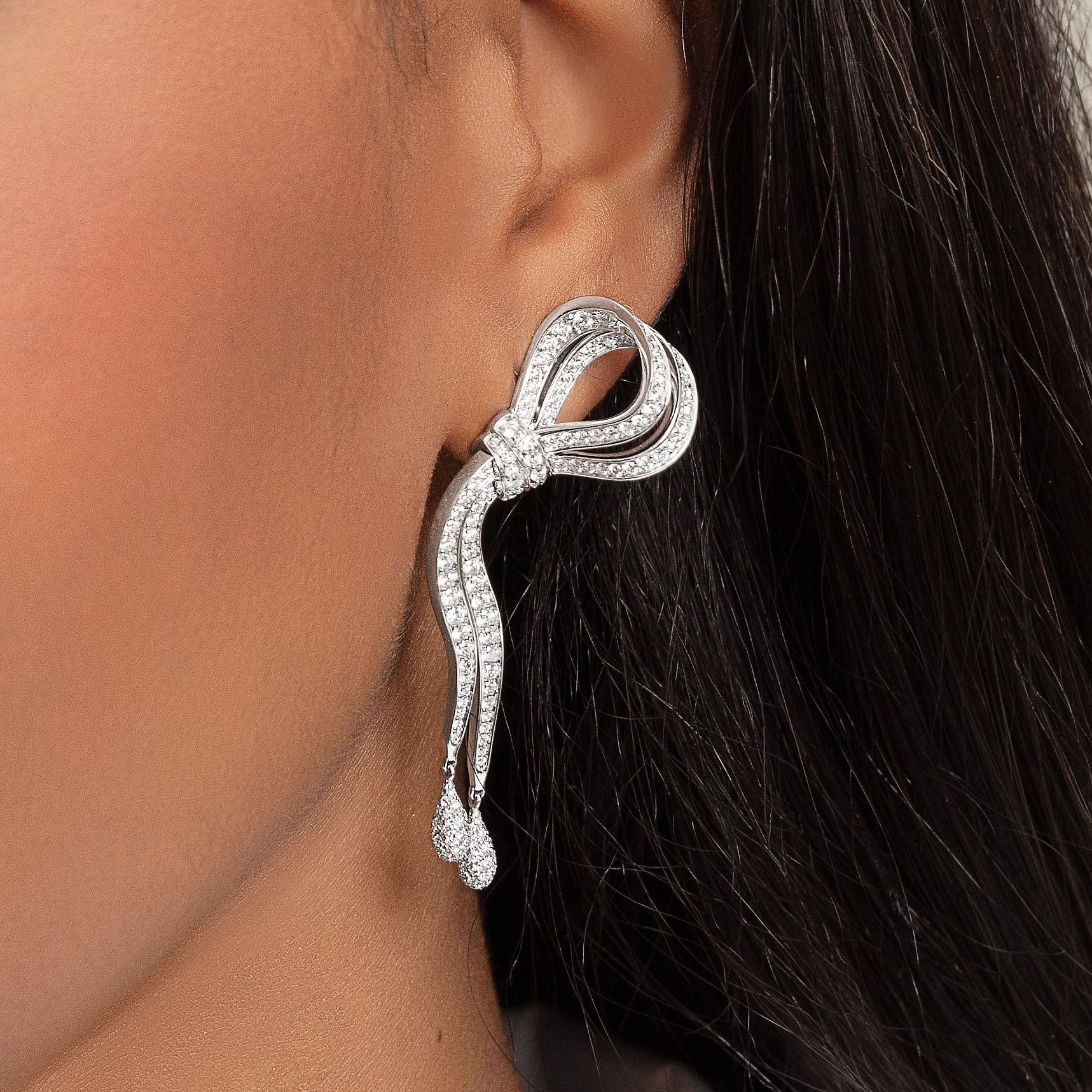 Collection'S est la première collection conçue par Vania Leles. Incarnant l'esprit du design VANLELES, cette collection est féminine et intemporelle, un must pour les amoureux des bijoux, et le cadeau idéal pour quelqu'un de spécial. Son style