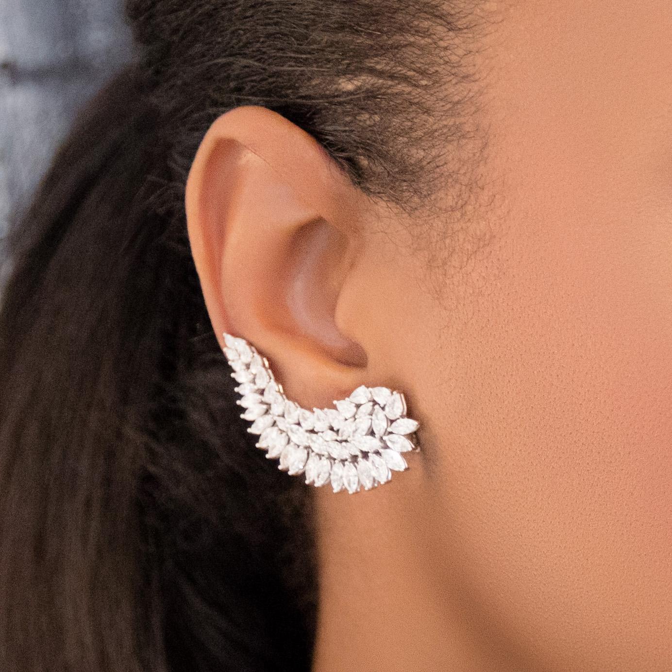Romantique Boucle d'oreille simple en or blanc 18 carats et diamants blancs en vente