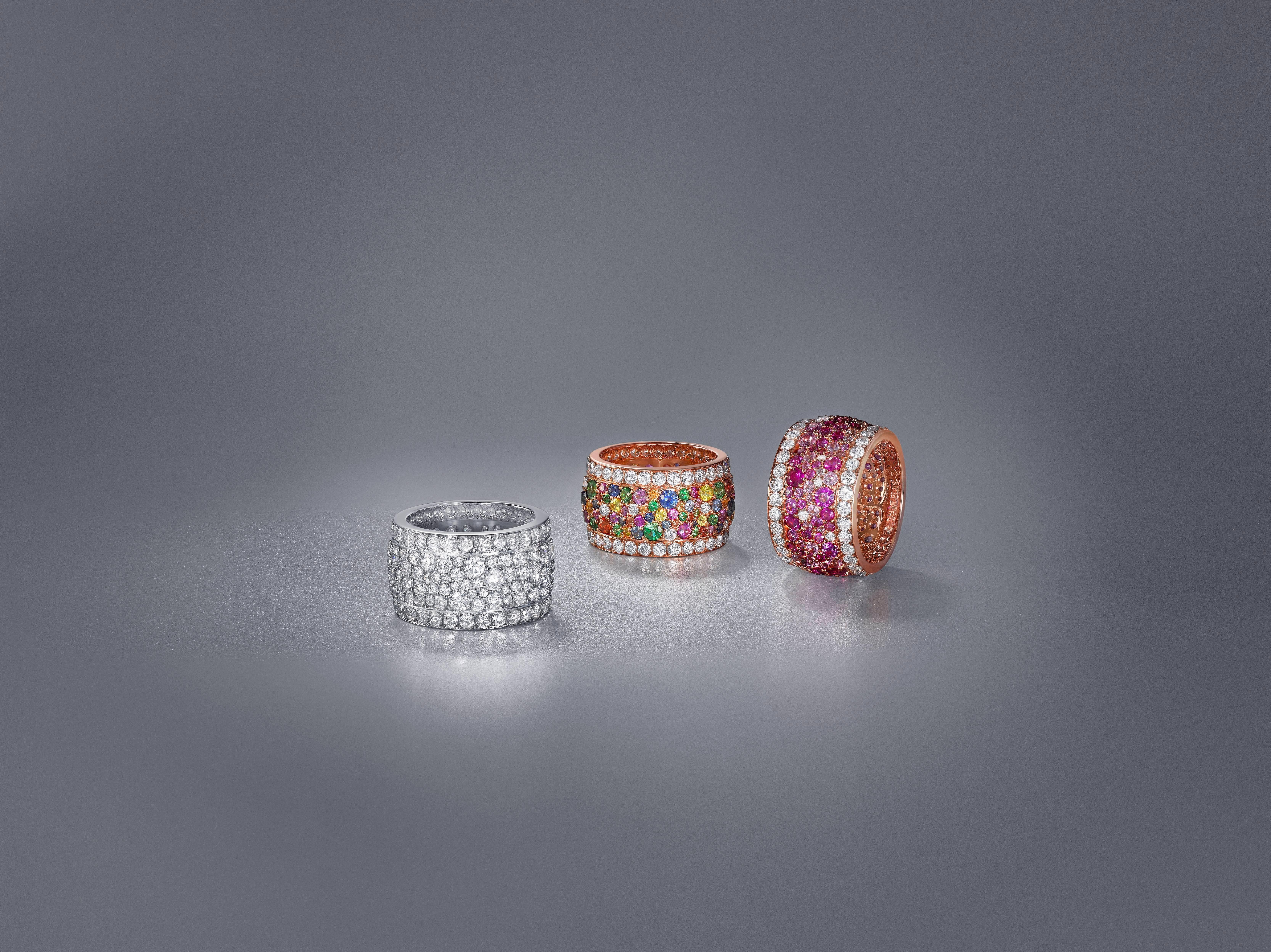 Contemporaneo Anello a fascia larga in oro bianco 18 carati e diamanti bianchi in vendita