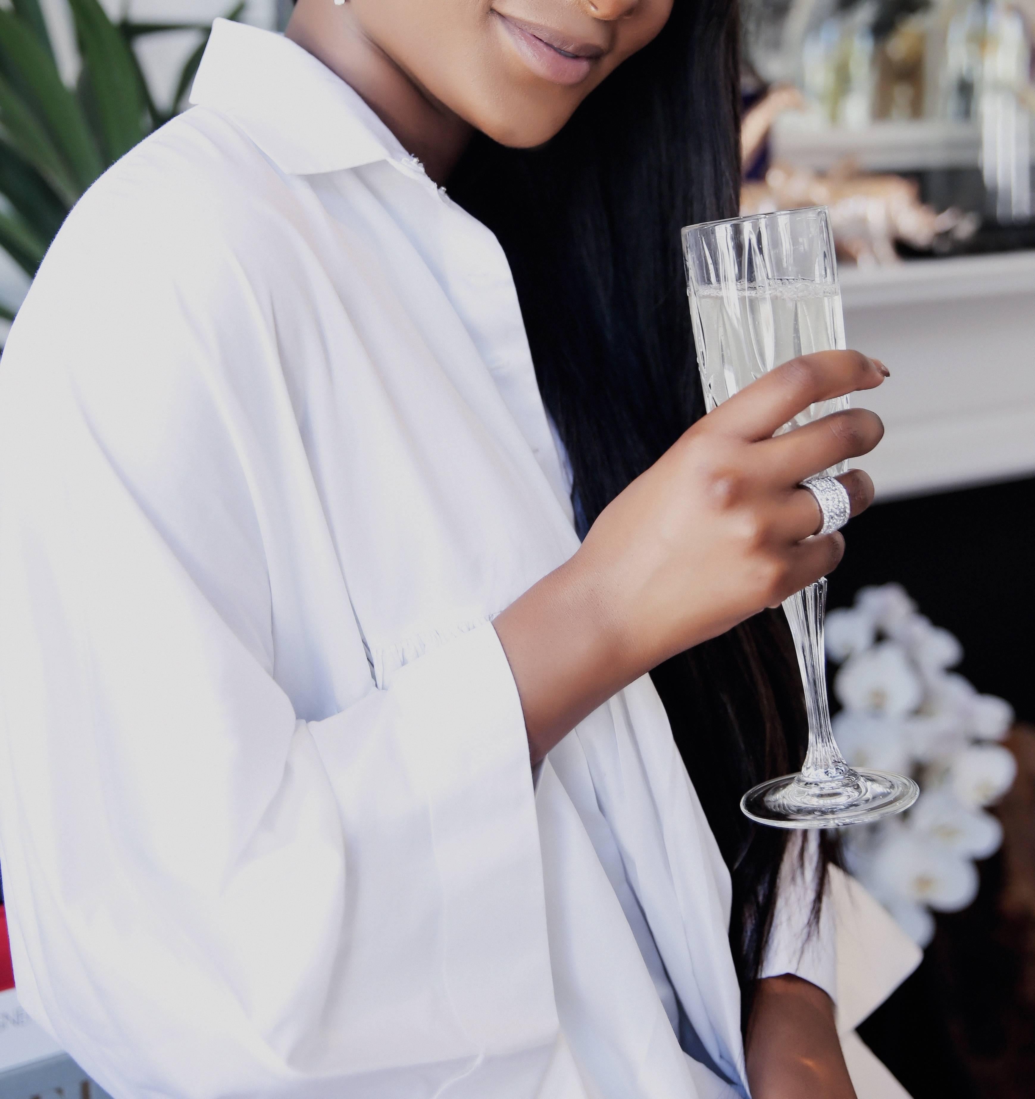 Donna Anello a fascia larga in oro bianco 18 carati e diamanti bianchi in vendita