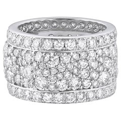 Anillo ancho de oro blanco de 18 quilates y diamantes blancos