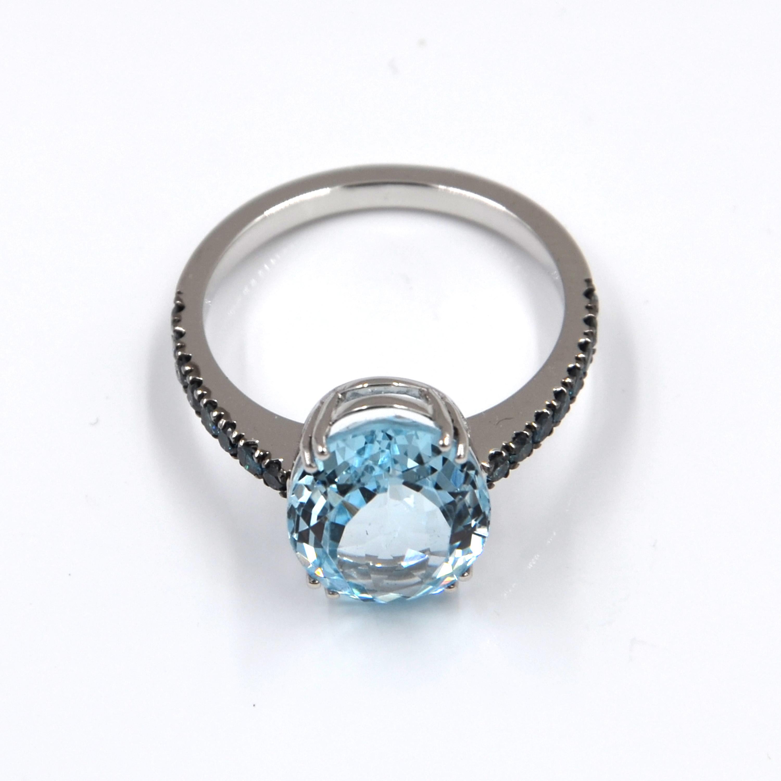 Contemporary 18 Karat White Gold Aquamarine and Blue Diamonds Garavelli Ring