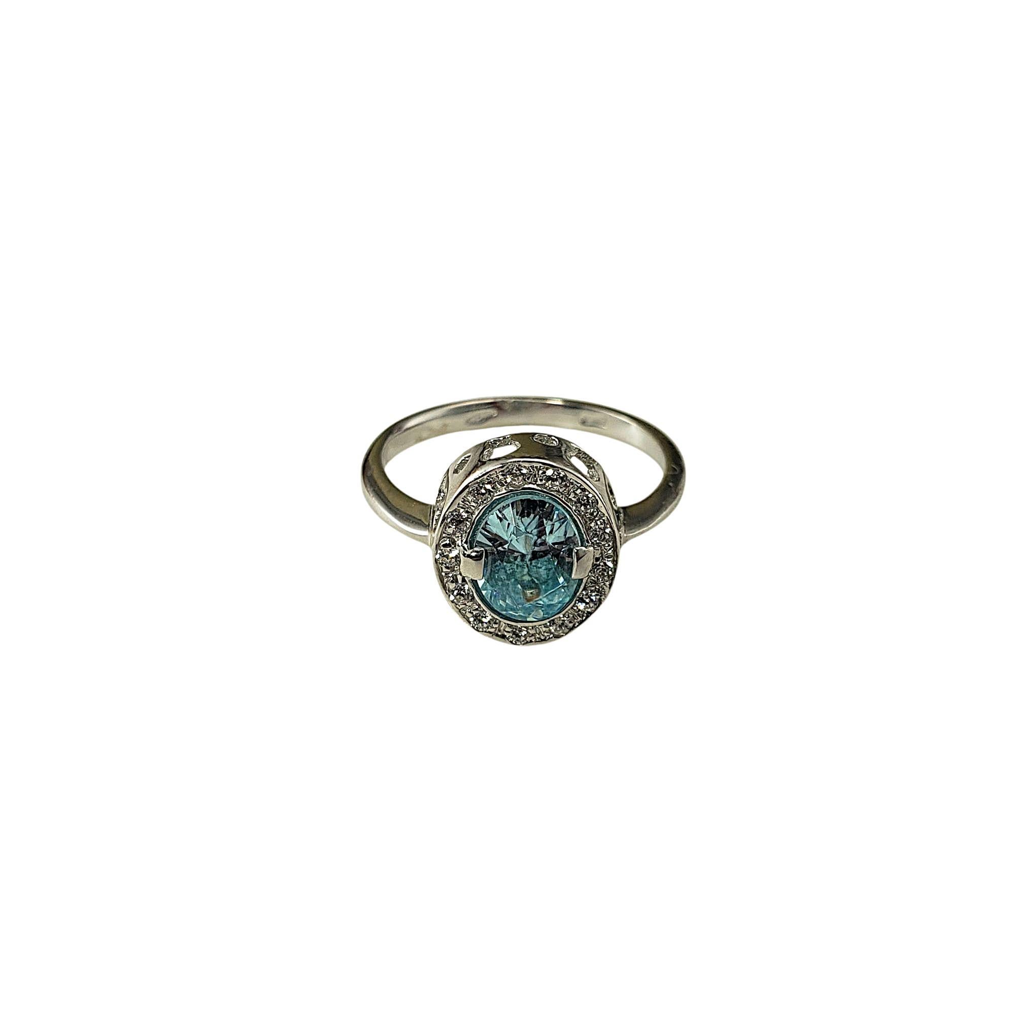 Anillo Halo de Aguamarina y Circonita Cúbica de Oro Blanco de 18K Talla 8

Este elegante anillo presenta una brillante aguamarina redonda simulada en el centro, rodeada por un halo resplandeciente de piedras de circonita cúbica, todo engastado en