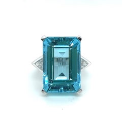 Anillo de Cóctel de Aguamarina y Diamantes en Oro Blanco de 18 Kilates