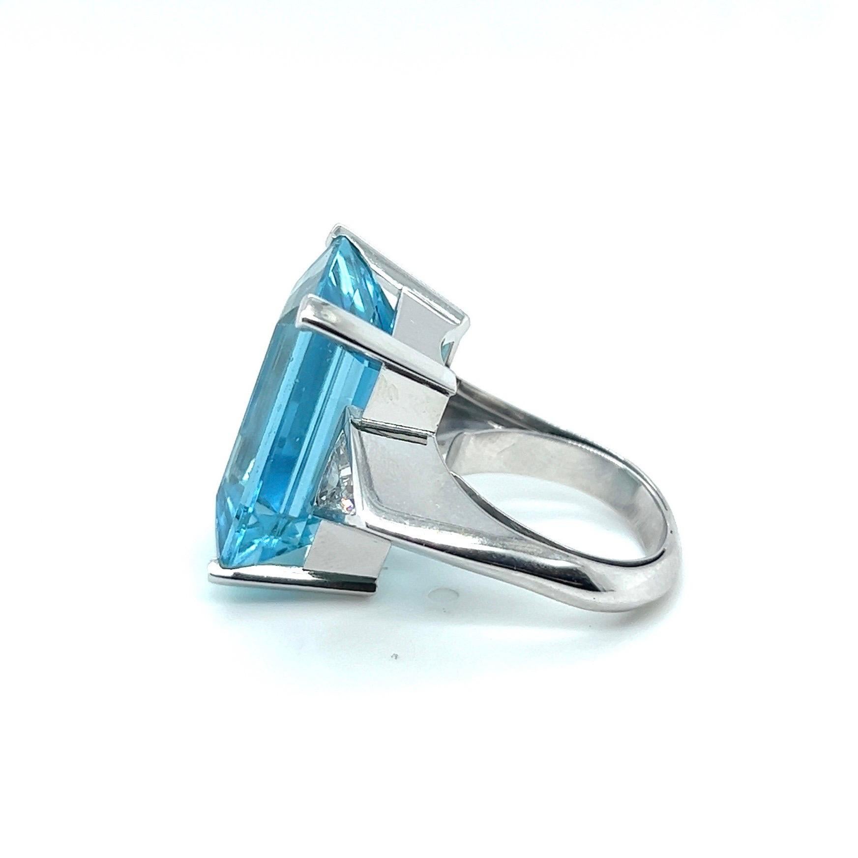 Contemporary 18 Karat White Gold Aquamarine and Diamond Cocktail Ring For Sale