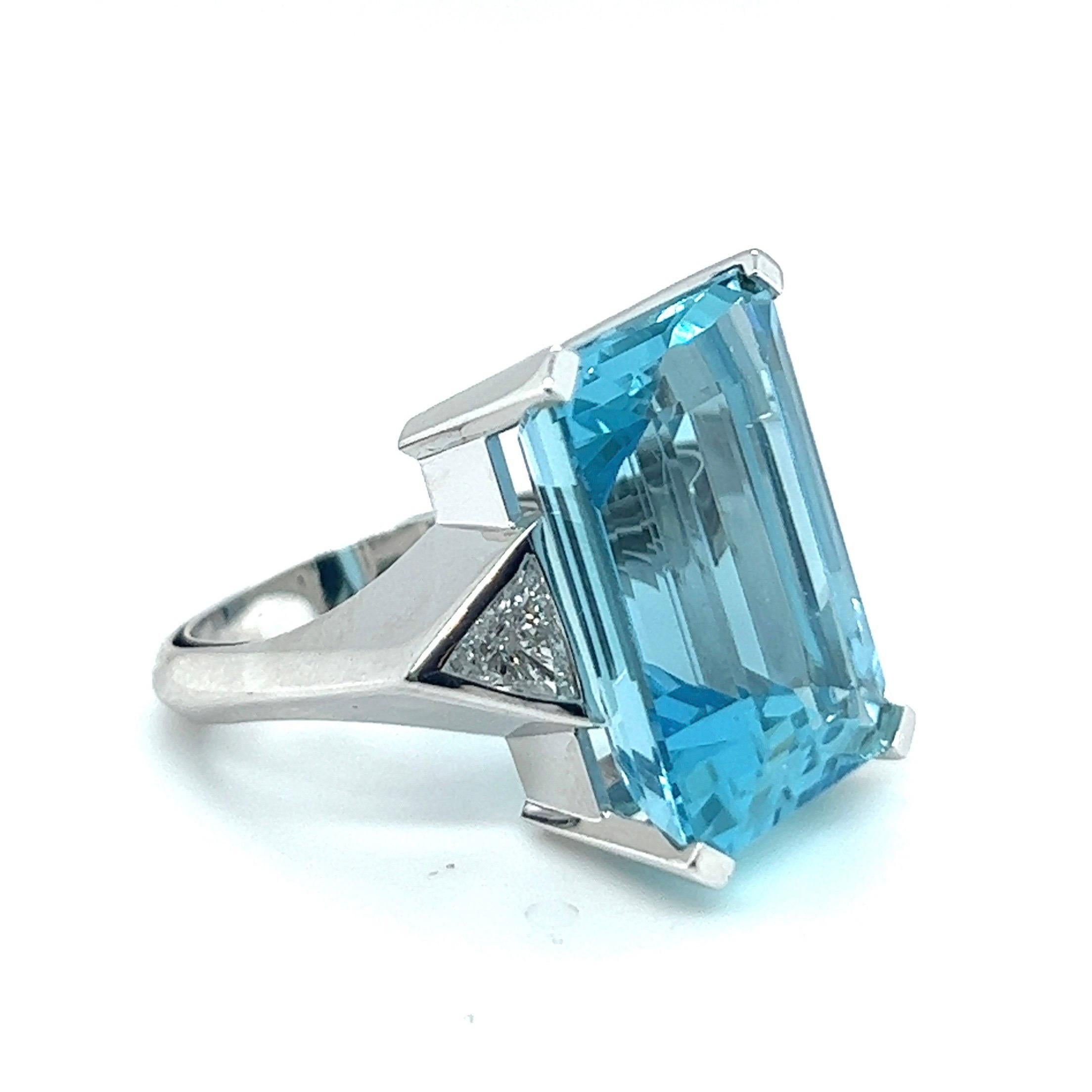 18 Karat White Gold Aquamarine and Diamond Cocktail Ring In Good Condition For Sale In Zurich, CH
