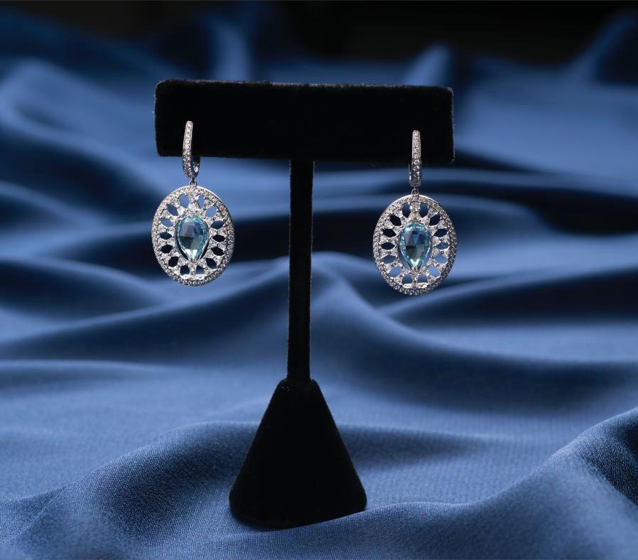 18 Karat White Gold Aquamarine and Diamond Earrings In New Condition For Sale In Mumbai, Maharashtra