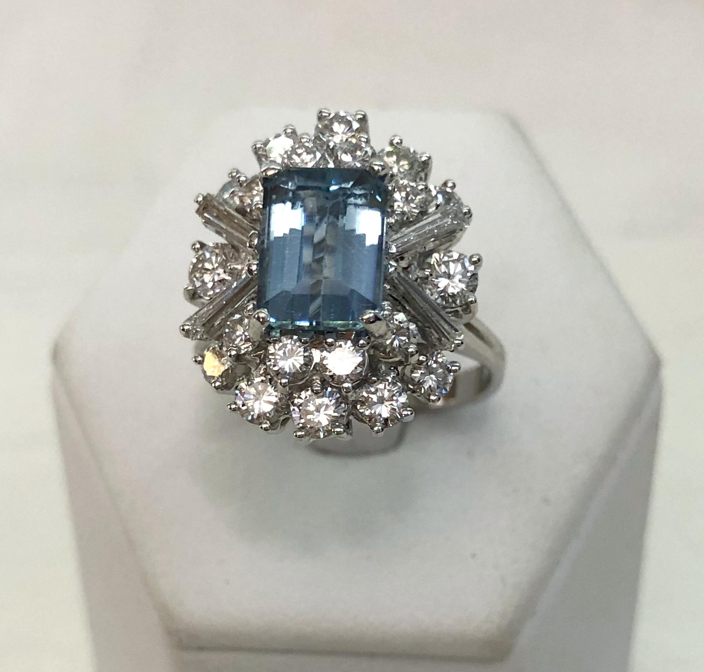 Ring aus 18 Karat Weißgold mit einem zentralen Aquamarin von 2,8 Karat, Diamanten im Brillant- und spitz zulaufenden Baguetteschliff von insgesamt 1,3 Karat / Made in Italy 1960er Jahre
Ringgröße US 7