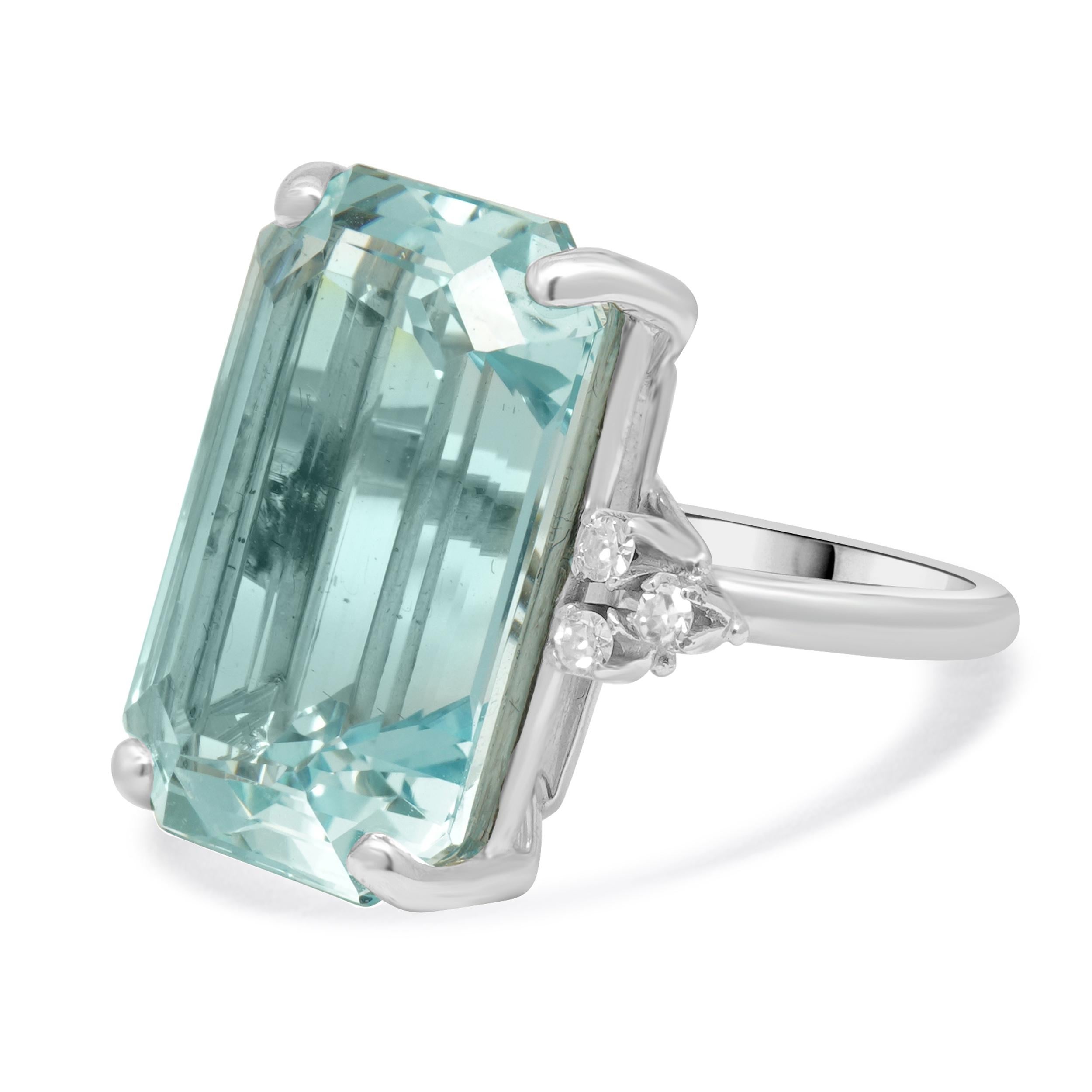 MATERIAL: 18K Weißgold
Aquamarin: 1 Smaragdschliff = 15,35ct
Diamanten: 6 Einzelschliff= 0,18cttw
Farbe: I
Klarheit: SI1
Ringgröße: 7 (bitte erlauben Sie bis zu 2 zusätzliche Arbeitstage für Größenanfragen)
Gewicht: 8.79 Gramm
