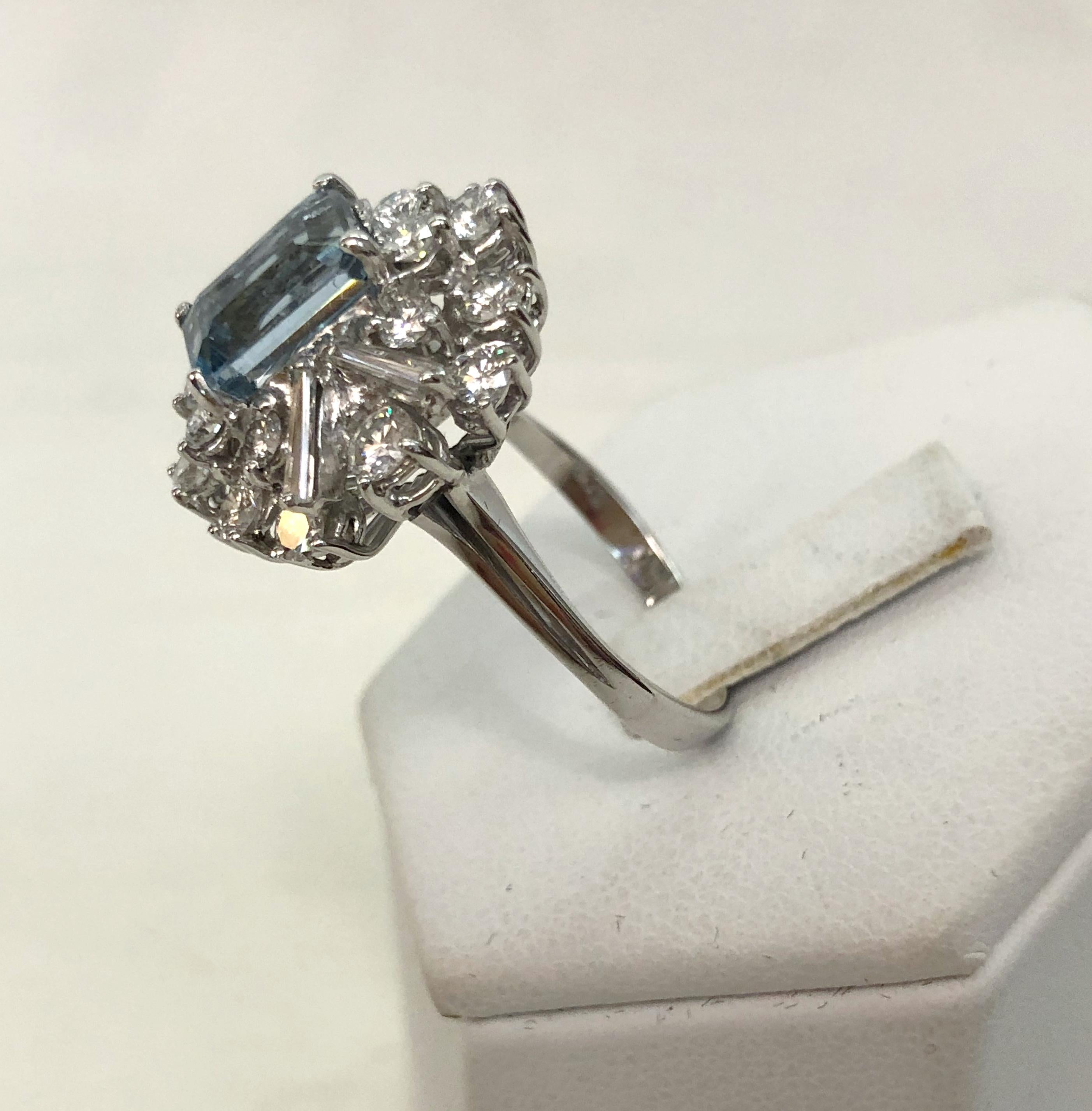 Ring aus 18 Karat Weißgold mit Aquamarin und Diamant (Brillantschliff) im Angebot