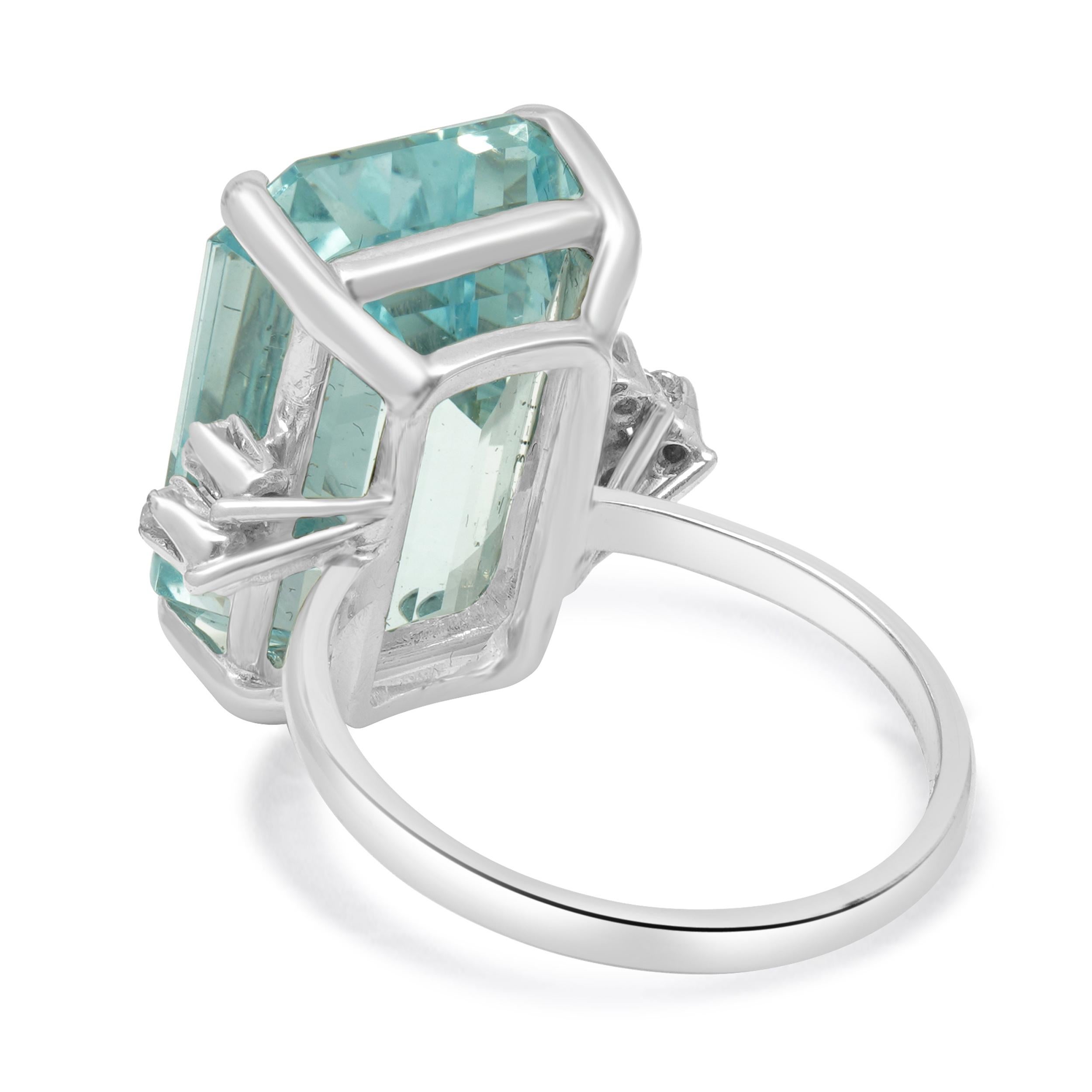 Ring aus 18 Karat Weißgold mit Aquamarin und Diamant (Smaragdschliff) im Angebot