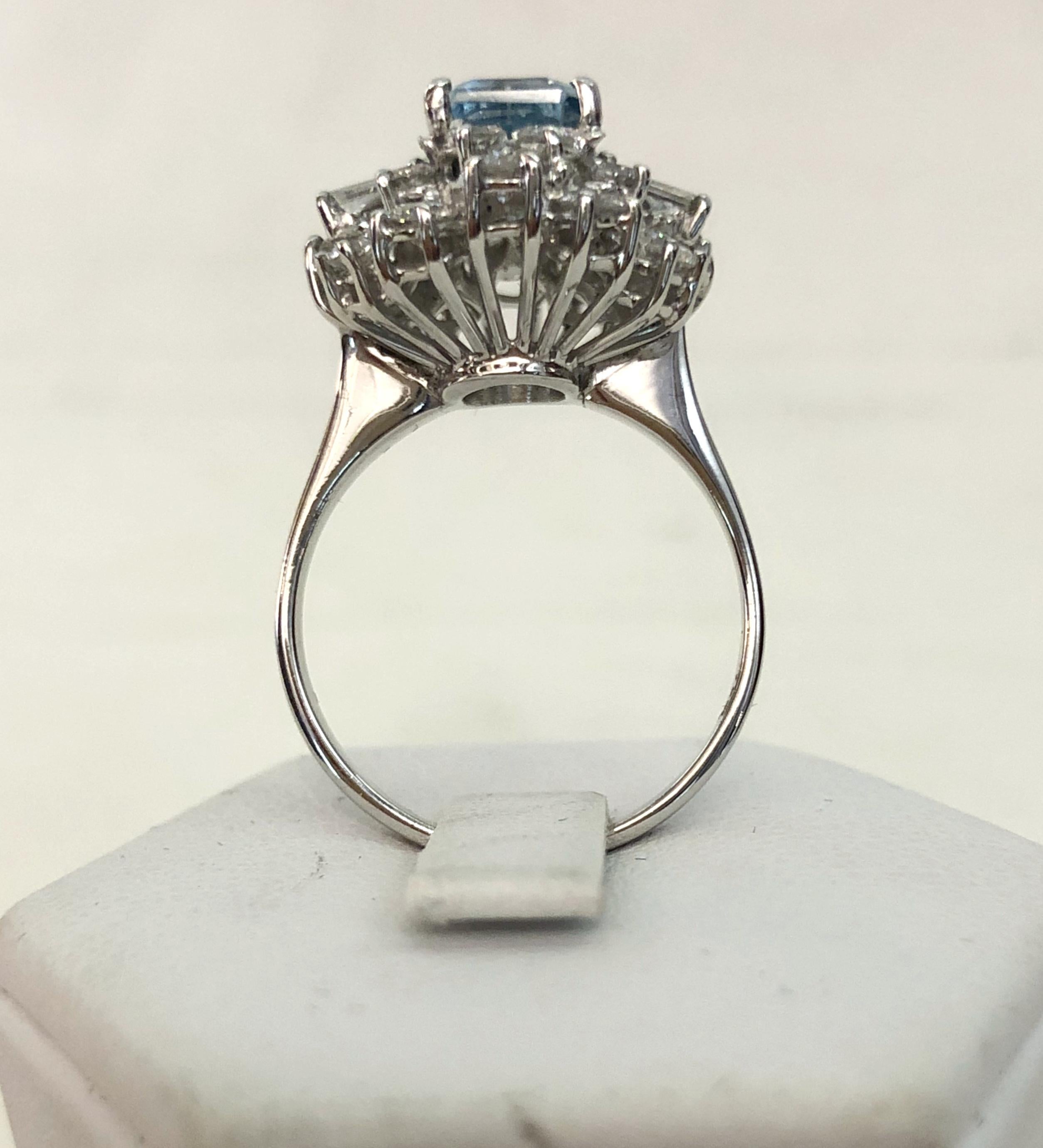 Ring aus 18 Karat Weißgold mit Aquamarin und Diamant im Zustand „Gut“ im Angebot in Los Angeles, CA