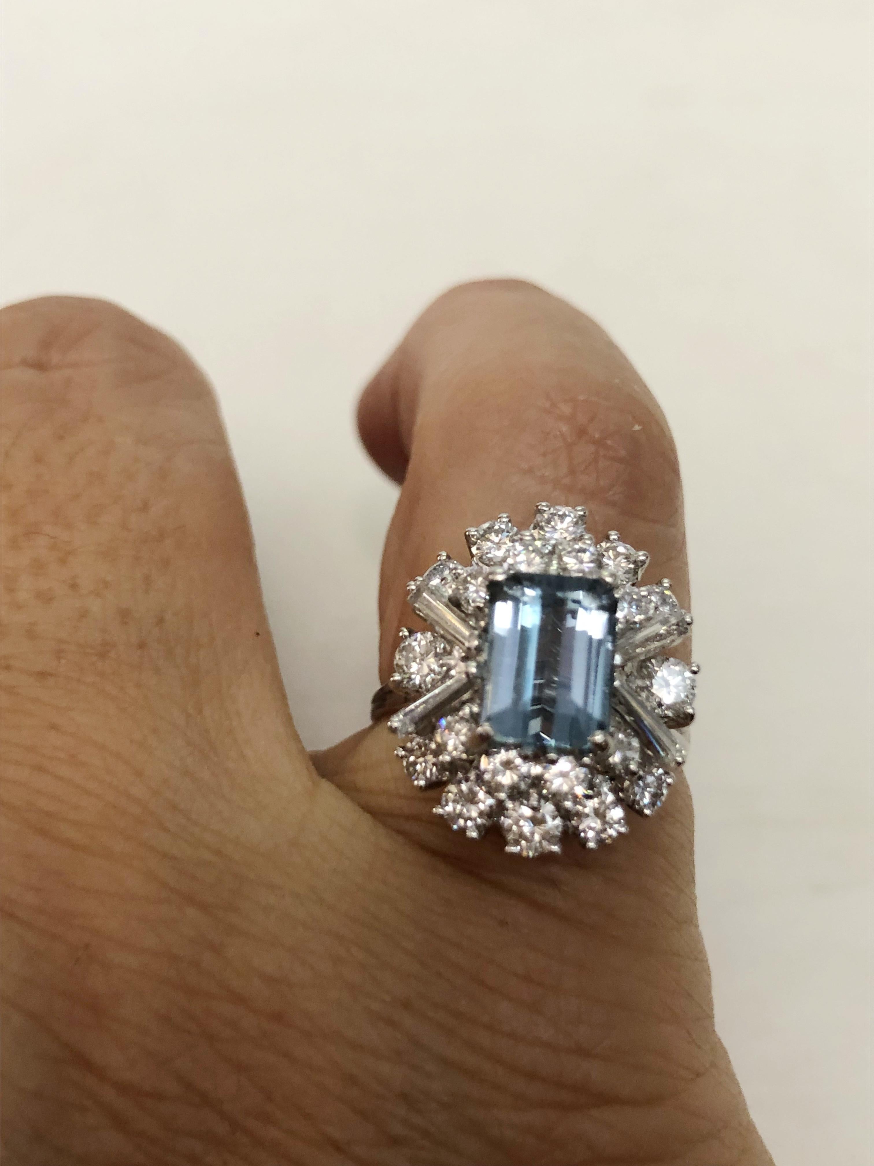 Ring aus 18 Karat Weißgold mit Aquamarin und Diamant im Angebot 1
