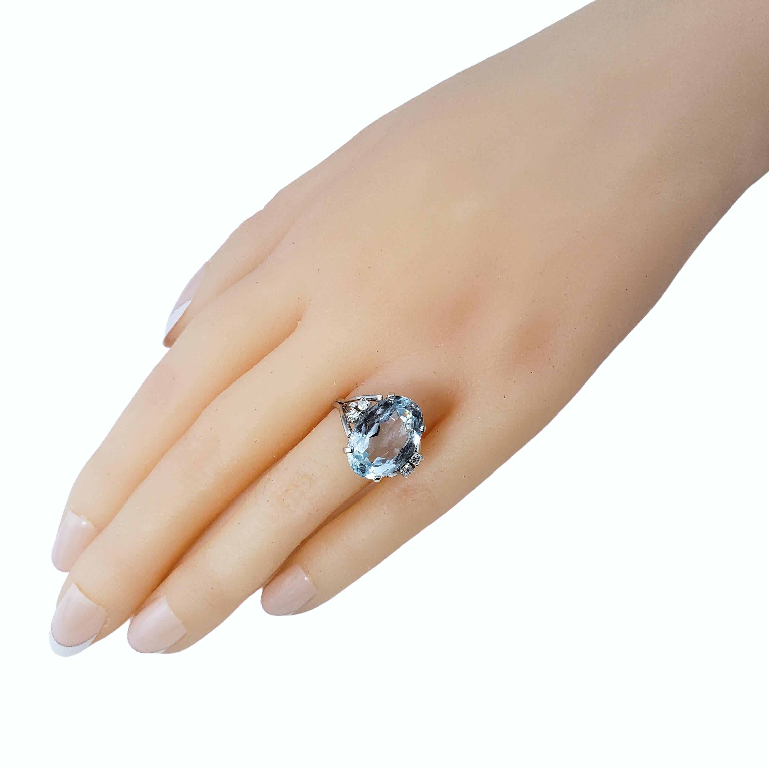 18 Karat White Gold Aquamarine and Diamond Ring 2