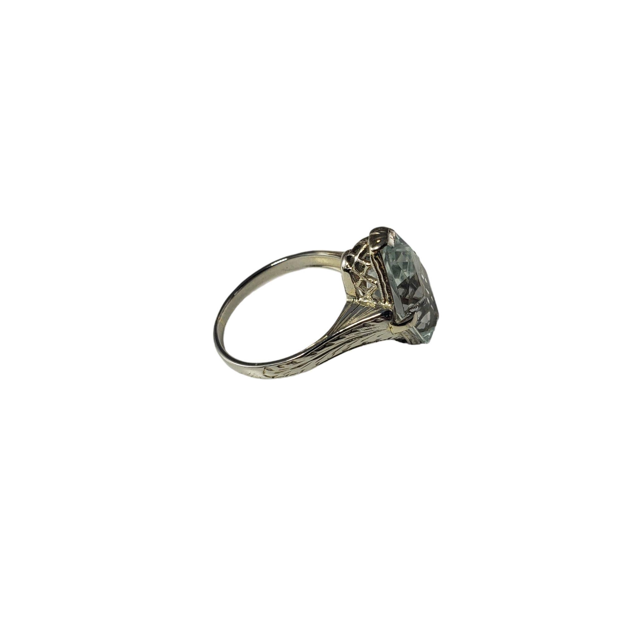 Vintage 14 Karat White Gold Aquamarine Ring Size 4.5 JAGi Certified-

Cette magnifique bague comporte une aigue-marine (14,2 mm x 8,4 mm) sertie dans de l'or blanc 14 carats aux détails magnifiques. Tige : 2 mm.

Poids de l'aigue-marine : 2.62