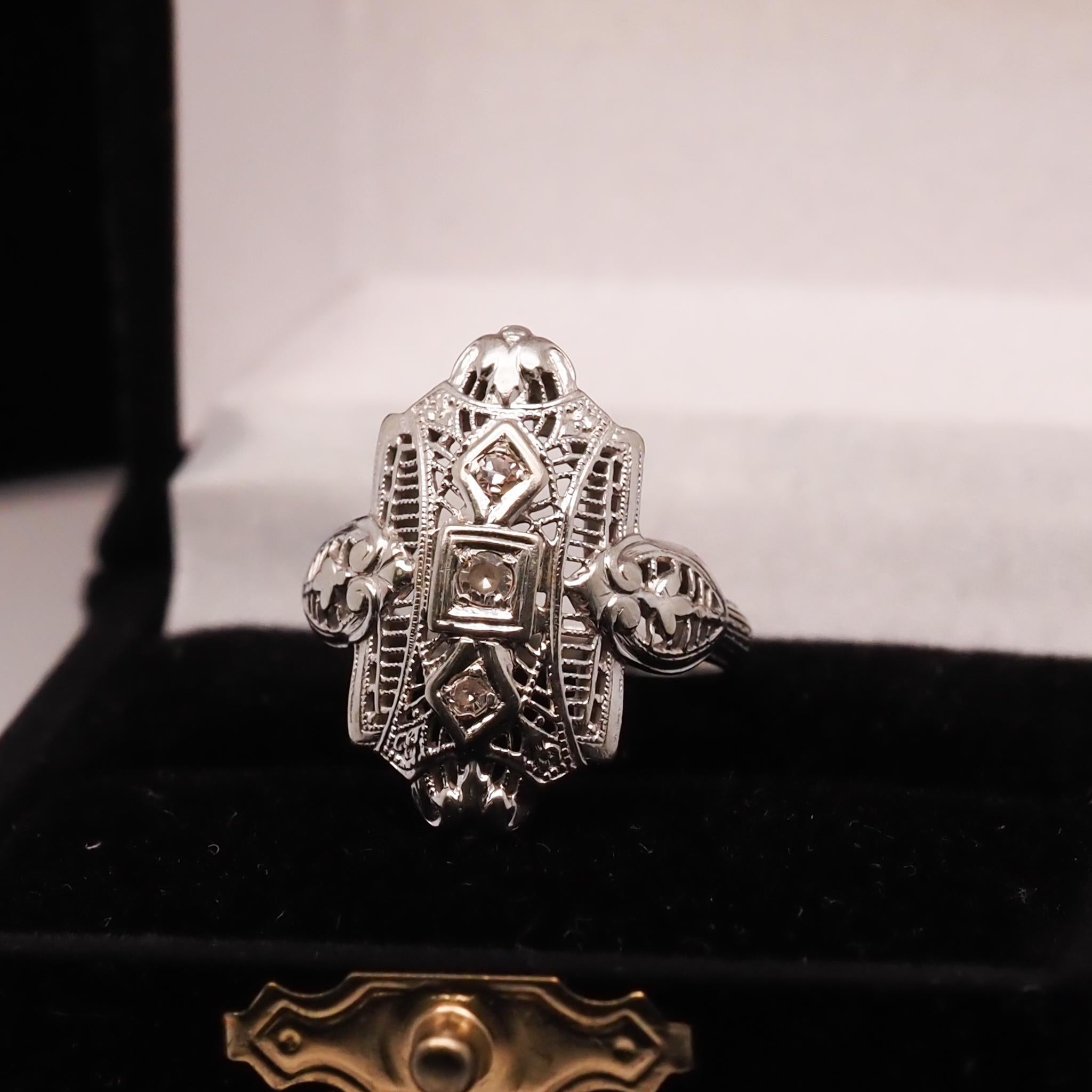 18 Karat White Gold Art Deco Diamond Shield Ring For Sale 1