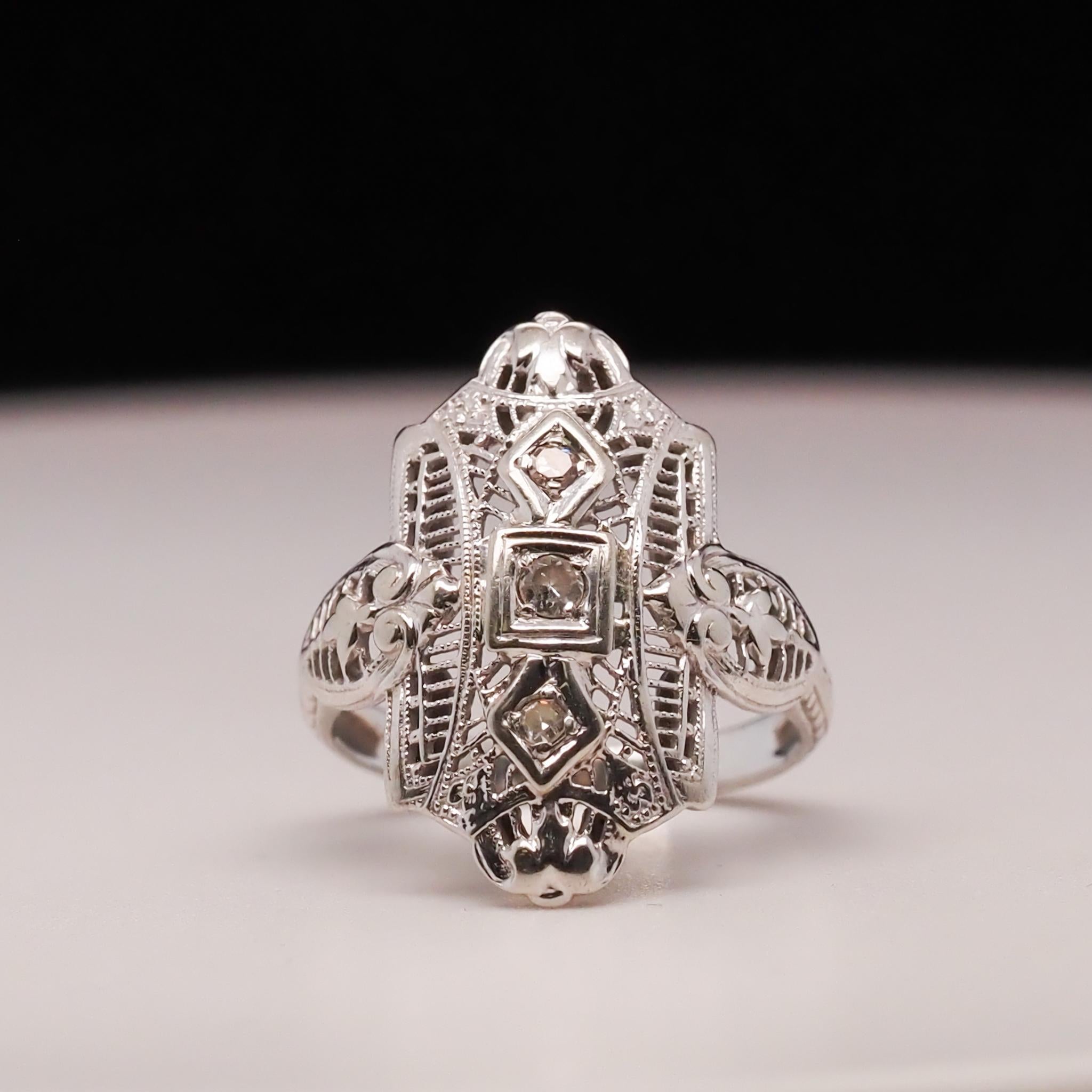 18 Karat White Gold Art Deco Diamond Shield Ring For Sale 2