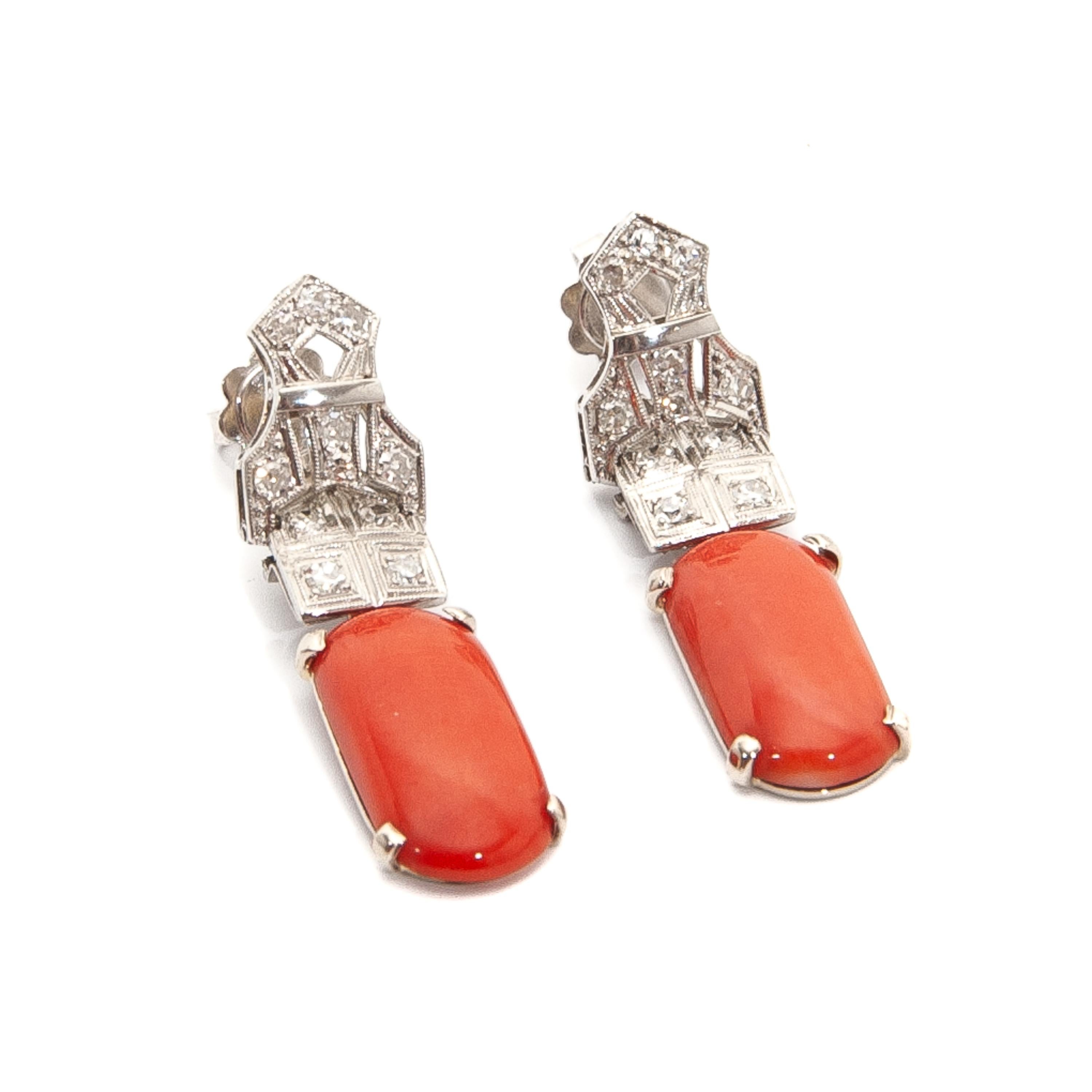 Art Deco 18K White Gold Diamond Coral Dangle Earrings In Good Condition For Sale In Rotterdam, NL