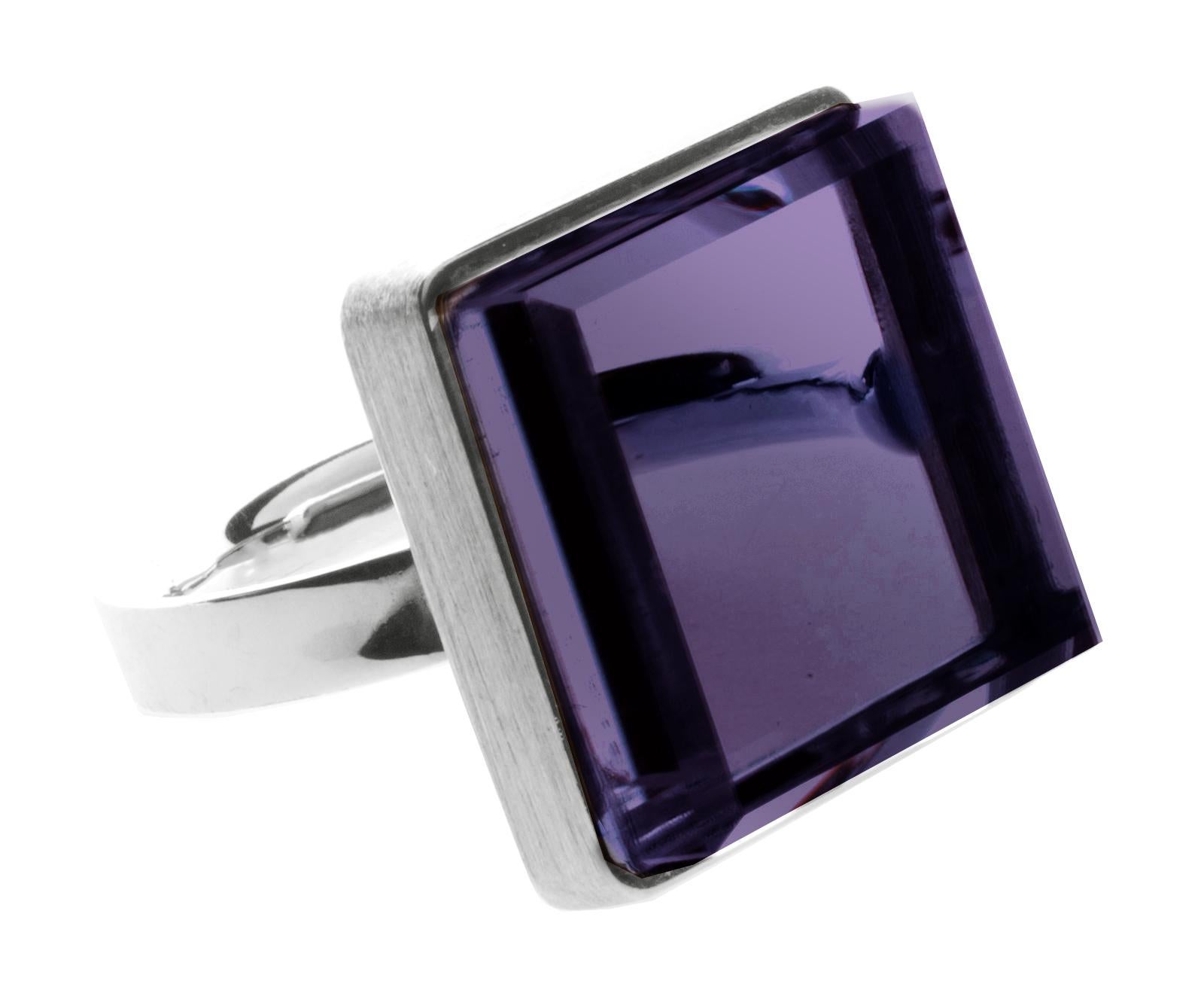 Questo anello di gioielleria contemporanea, con un quarzo ametista scuro di 15x15x8 mm, è realizzato in oro bianco 18 carati ed è stato pubblicato su Harper's Bazaar e Vogue UA.

Riflettendo lo spirito art déco, questo anello versatile può essere